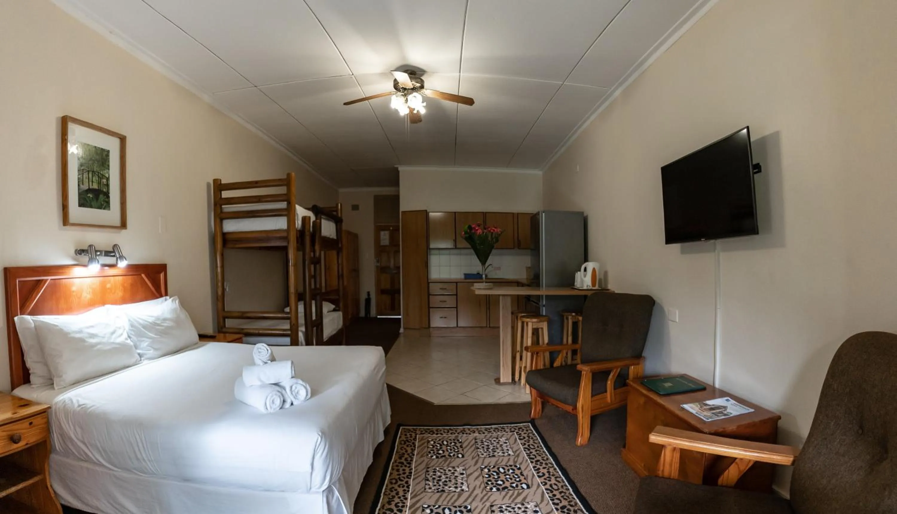 Communal lounge/ TV room, Bed in Gooderson Natal Spa Hot Springs Resort