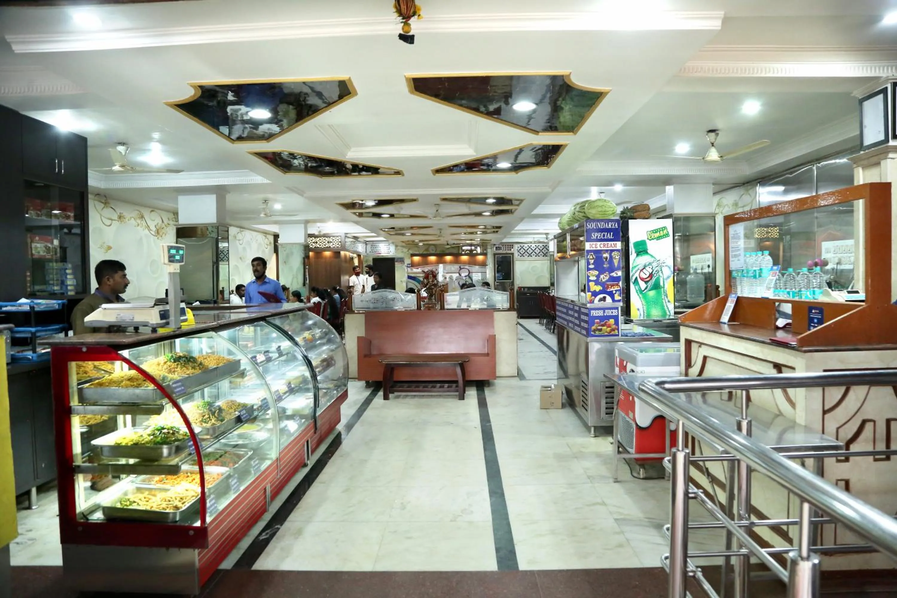 Restaurant/places to eat in Soundarya Hotel
