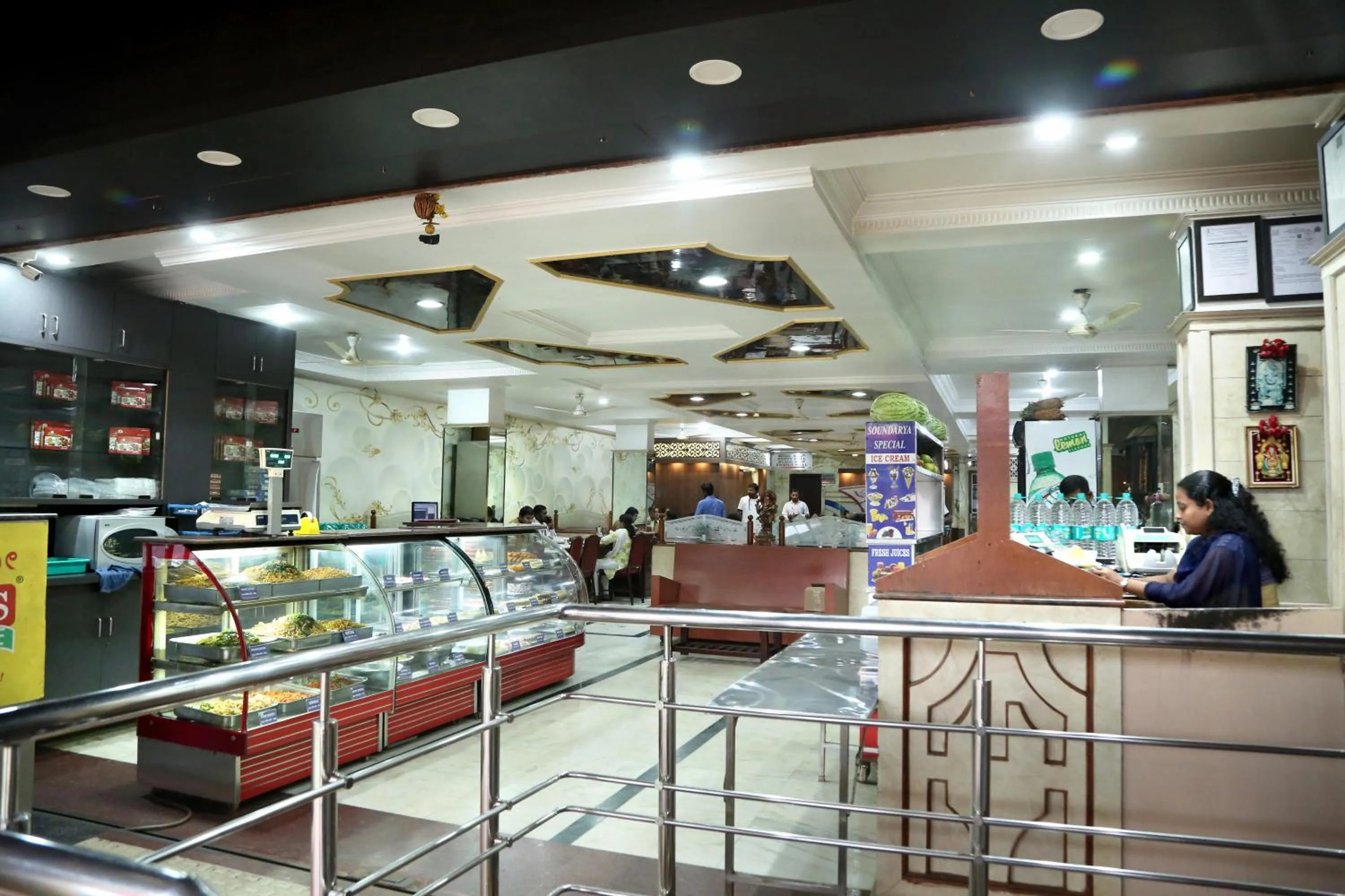 Restaurant/places to eat in Soundarya Hotel