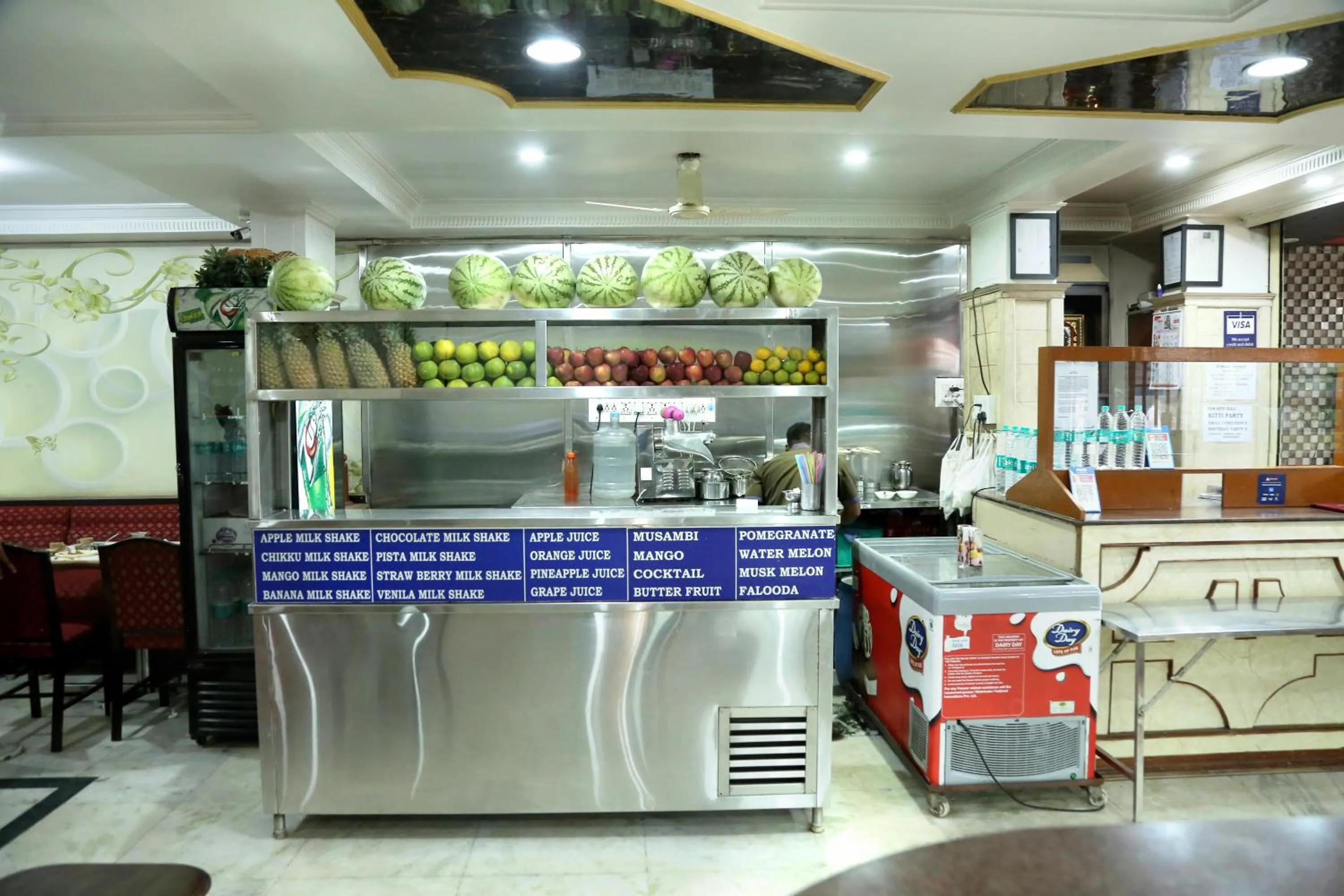 Restaurant/places to eat in Soundarya Hotel