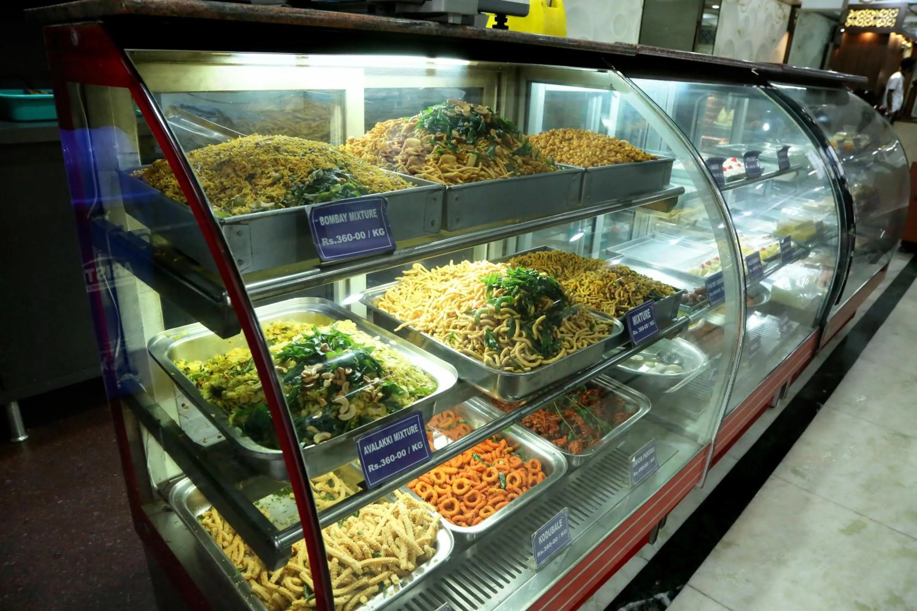 Restaurant/places to eat in Soundarya Hotel