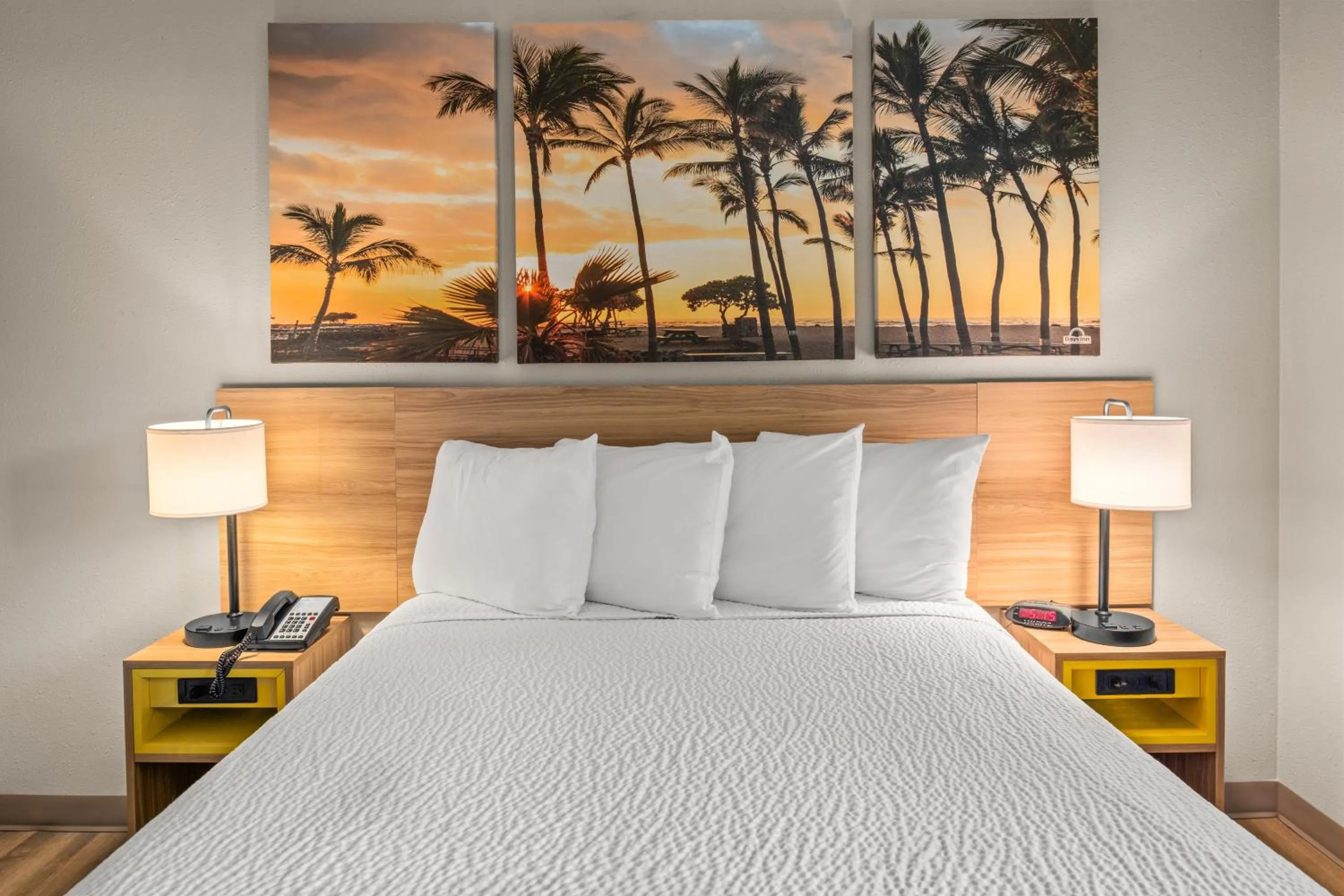 Bed in Days Inn & Suites by Wyndham Artesia