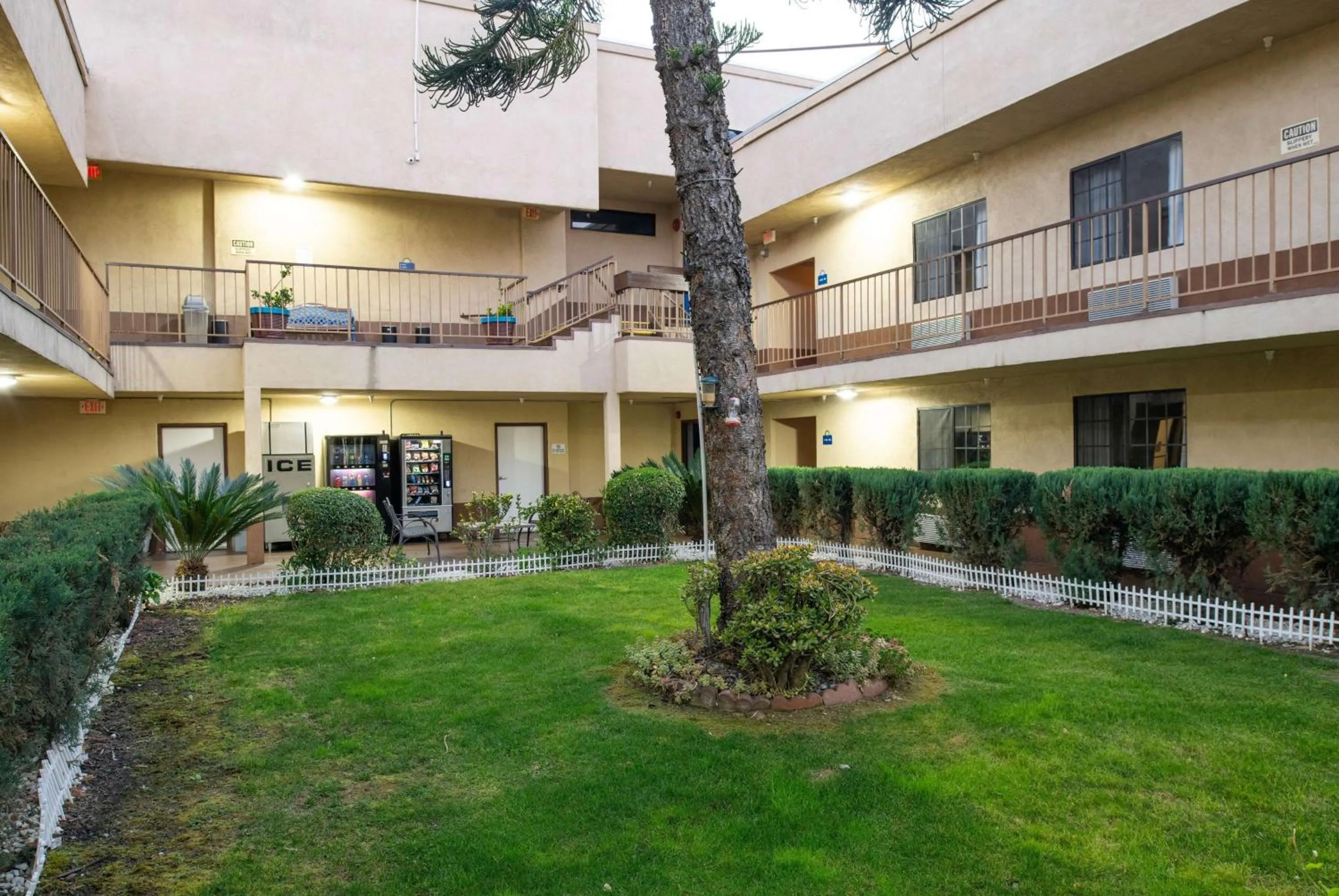Inner courtyard view in Days Inn & Suites by Wyndham Artesia