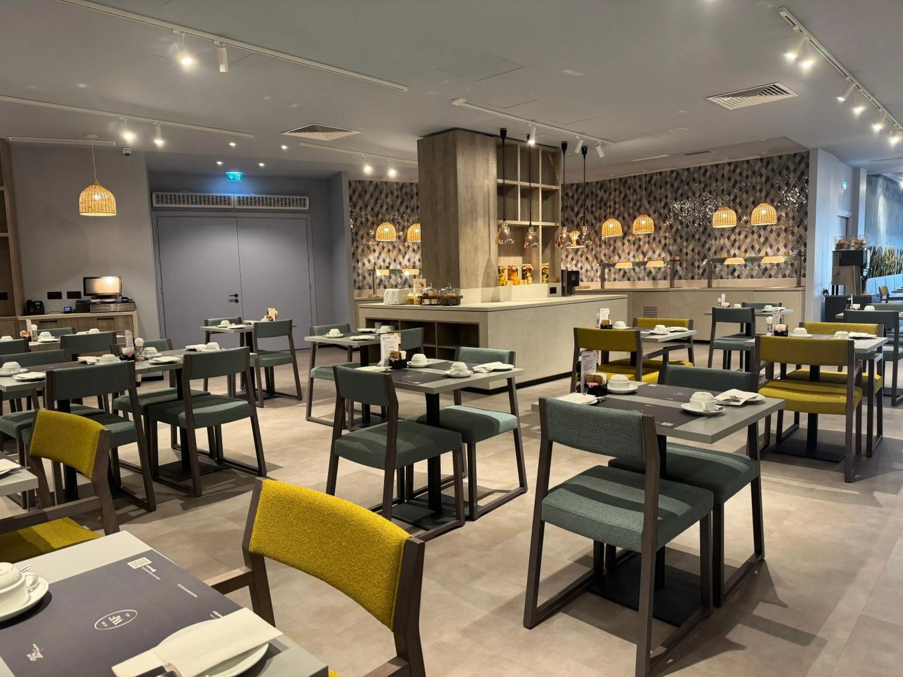 Restaurant/places to eat in Waterfront