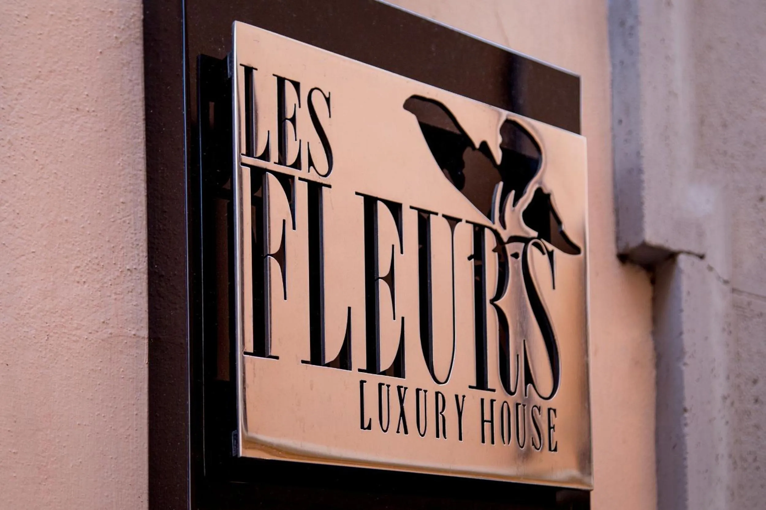 Logo/Certificate/Sign in Les Fleurs Luxury House
