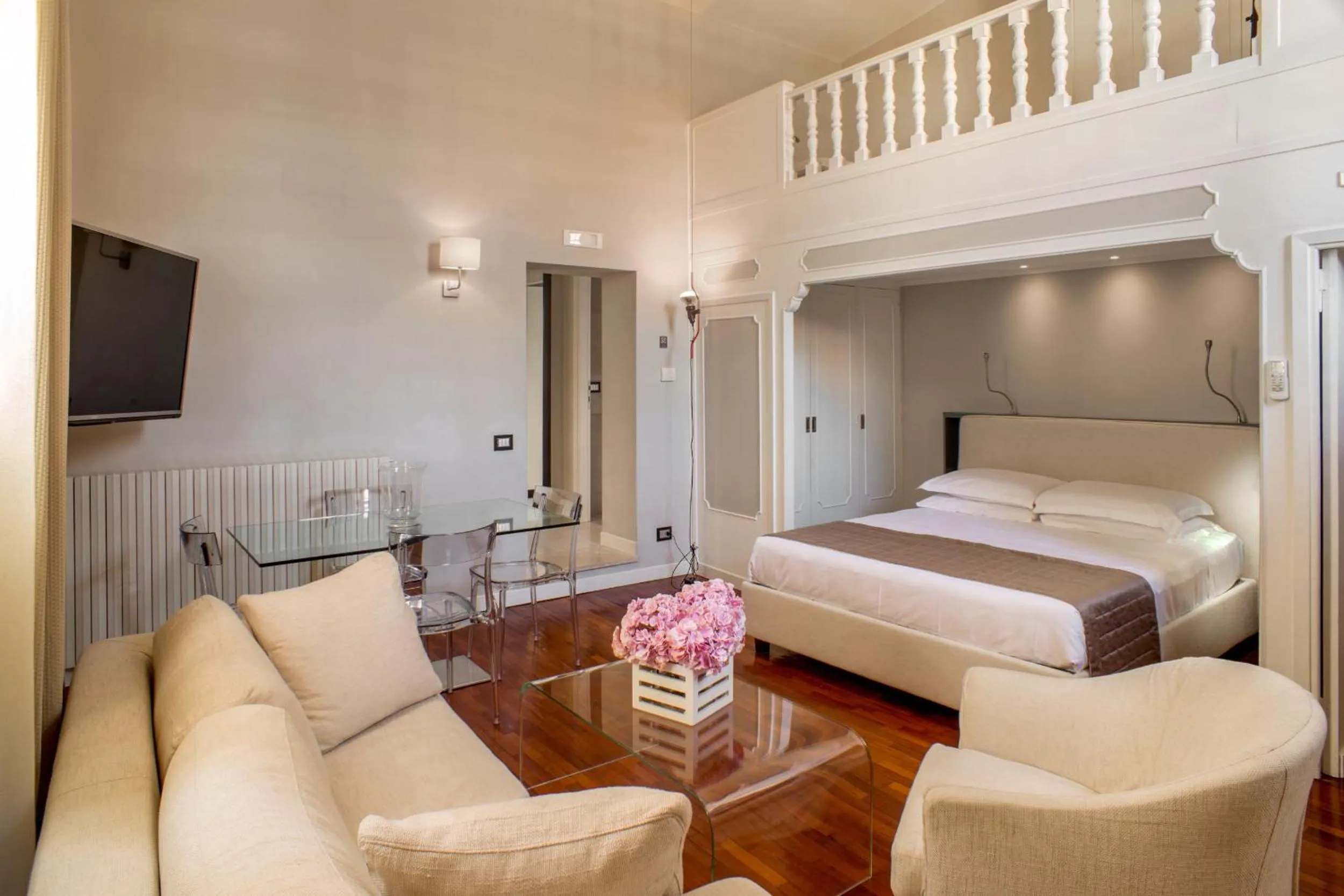 Photo of the whole room, Bed in Les Fleurs Luxury House