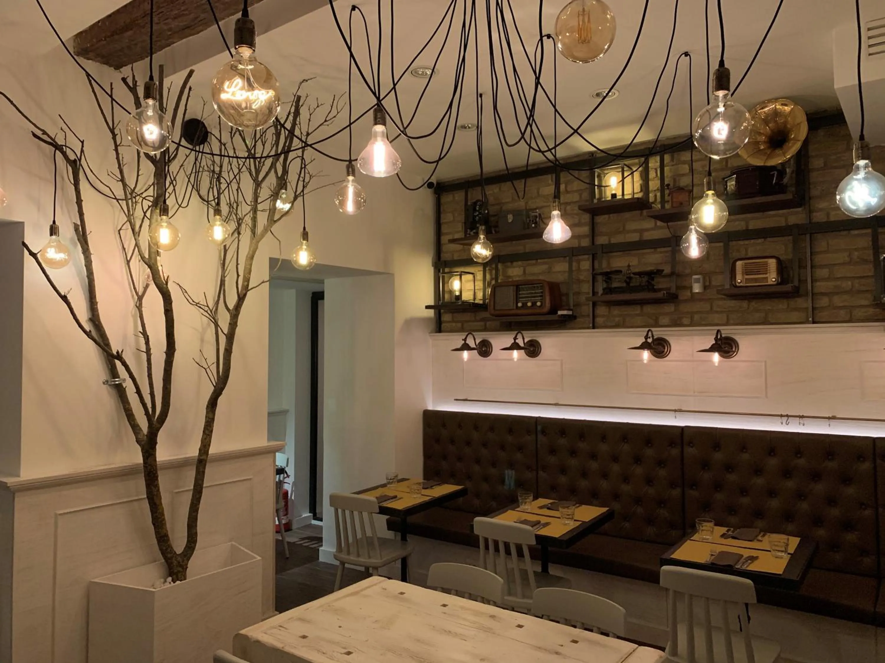 Restaurant/places to eat in Les Fleurs Luxury House