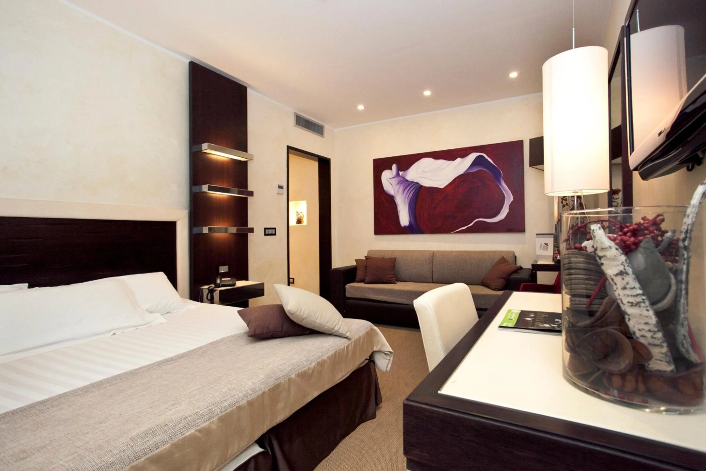 Photo of the whole room, Bed in Les Fleurs Luxury House