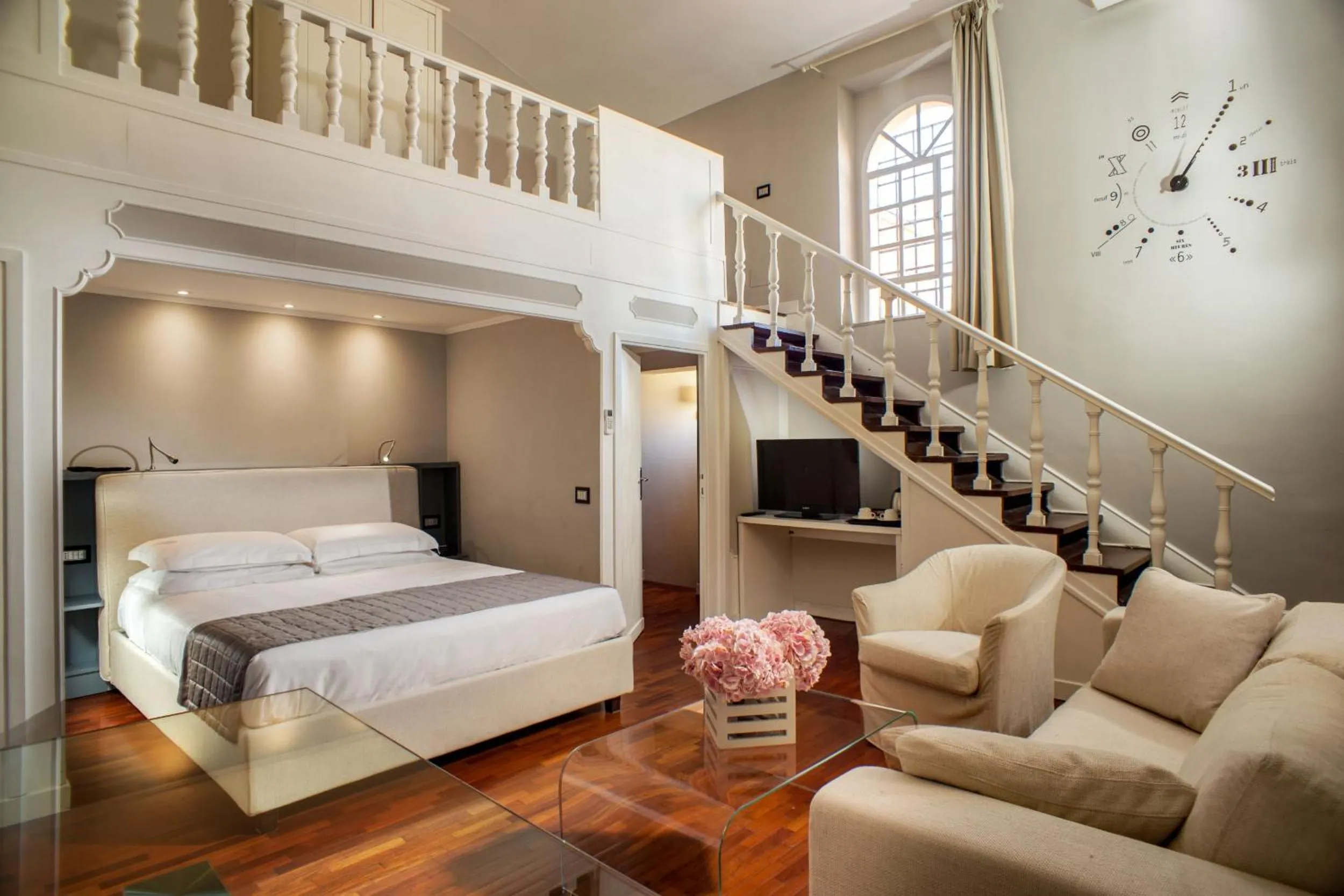 Photo of the whole room, Bed in Les Fleurs Luxury House