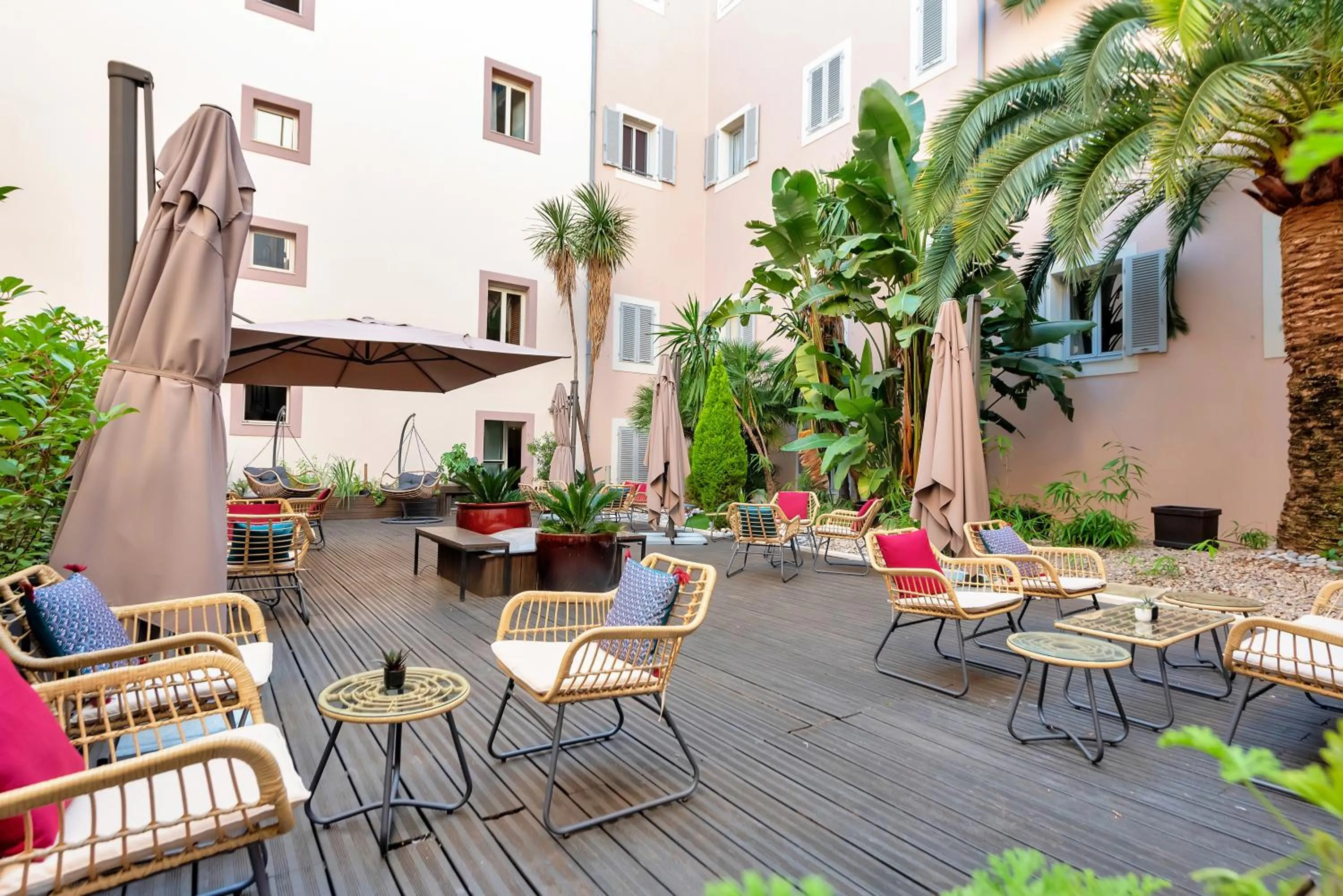 Patio in Hotel Beau Rivage