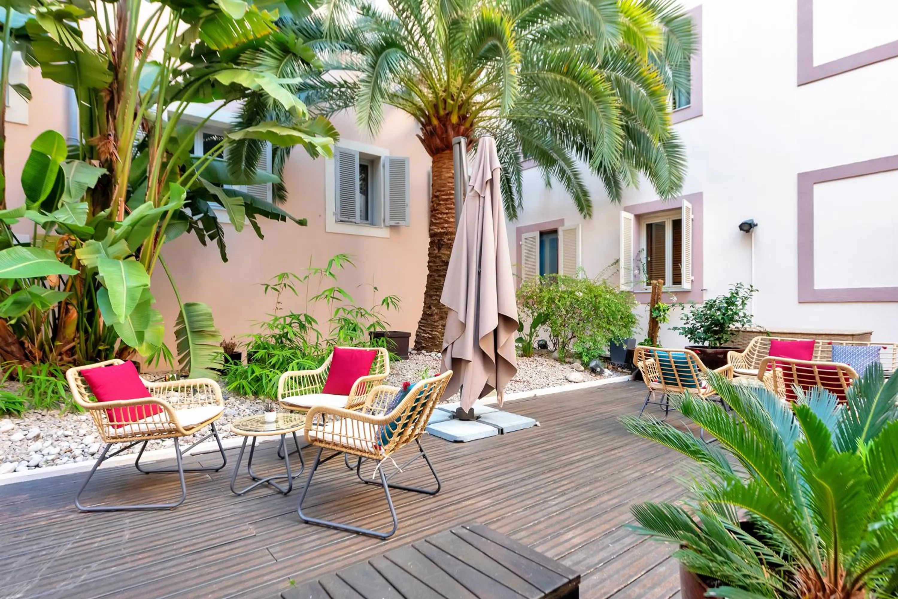 Patio in Hotel Beau Rivage