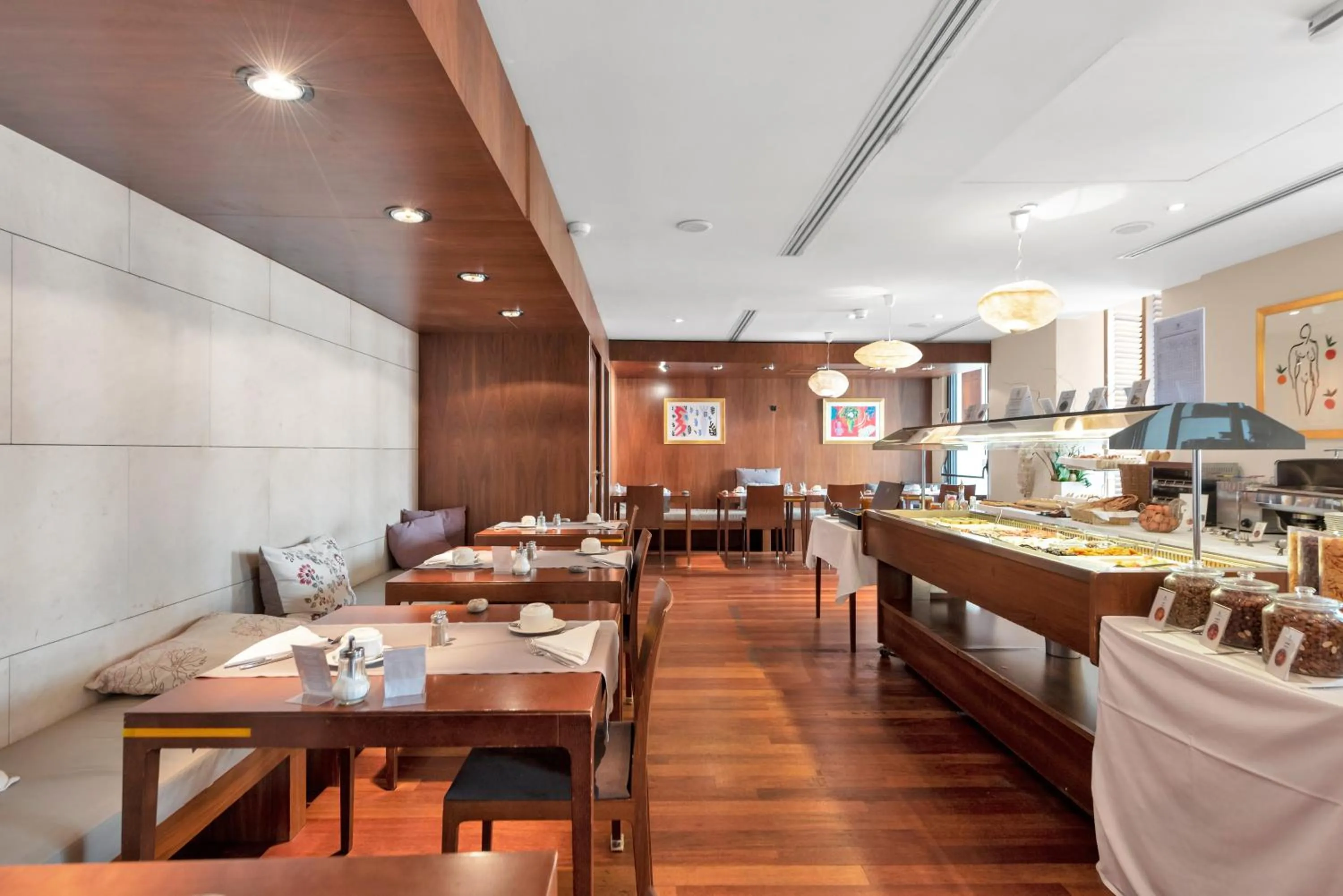 Food and drinks in Hotel Beau Rivage