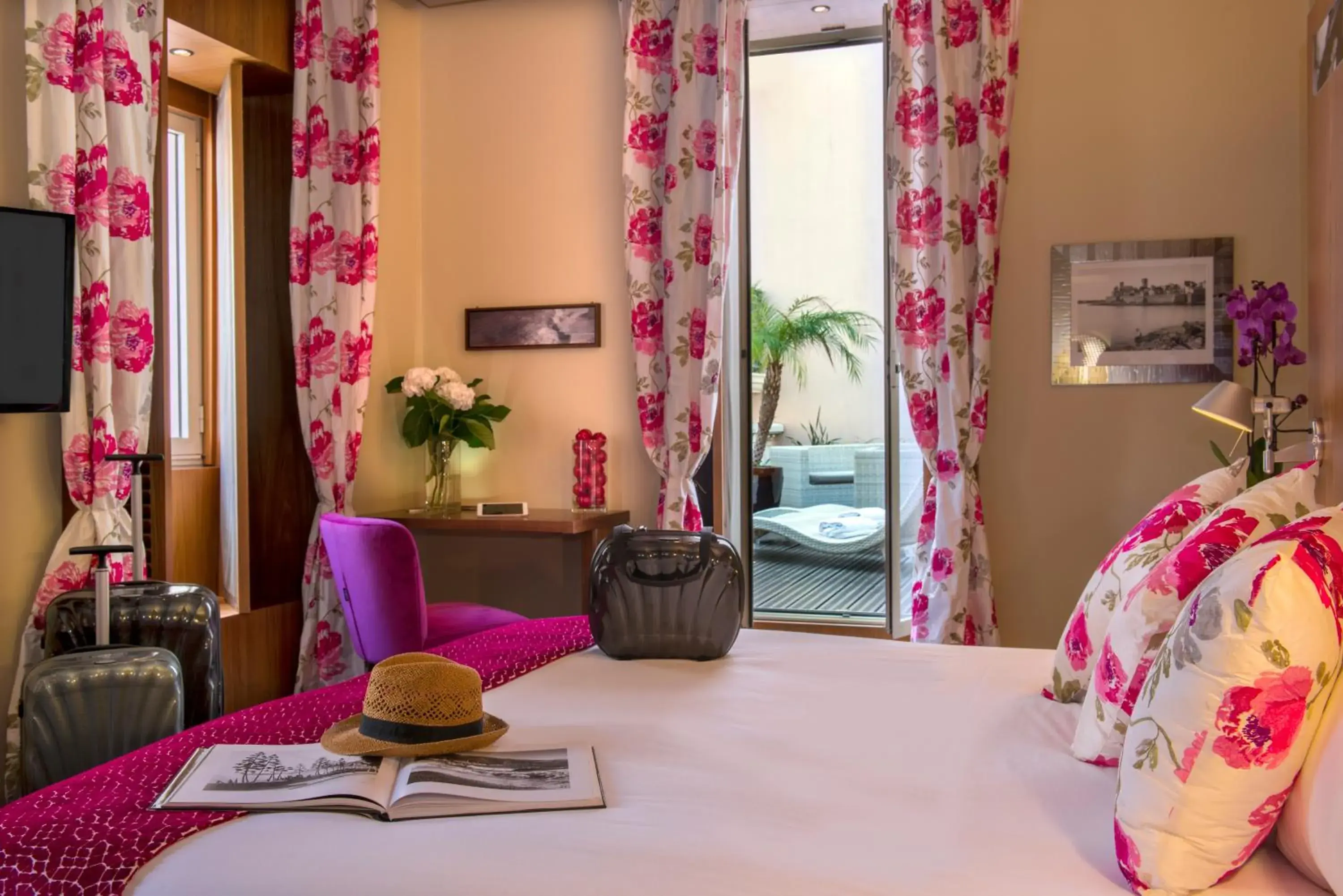 Bedroom, Bed in Hotel Beau Rivage Bedroom, Bed in Hotel Beau Rivage