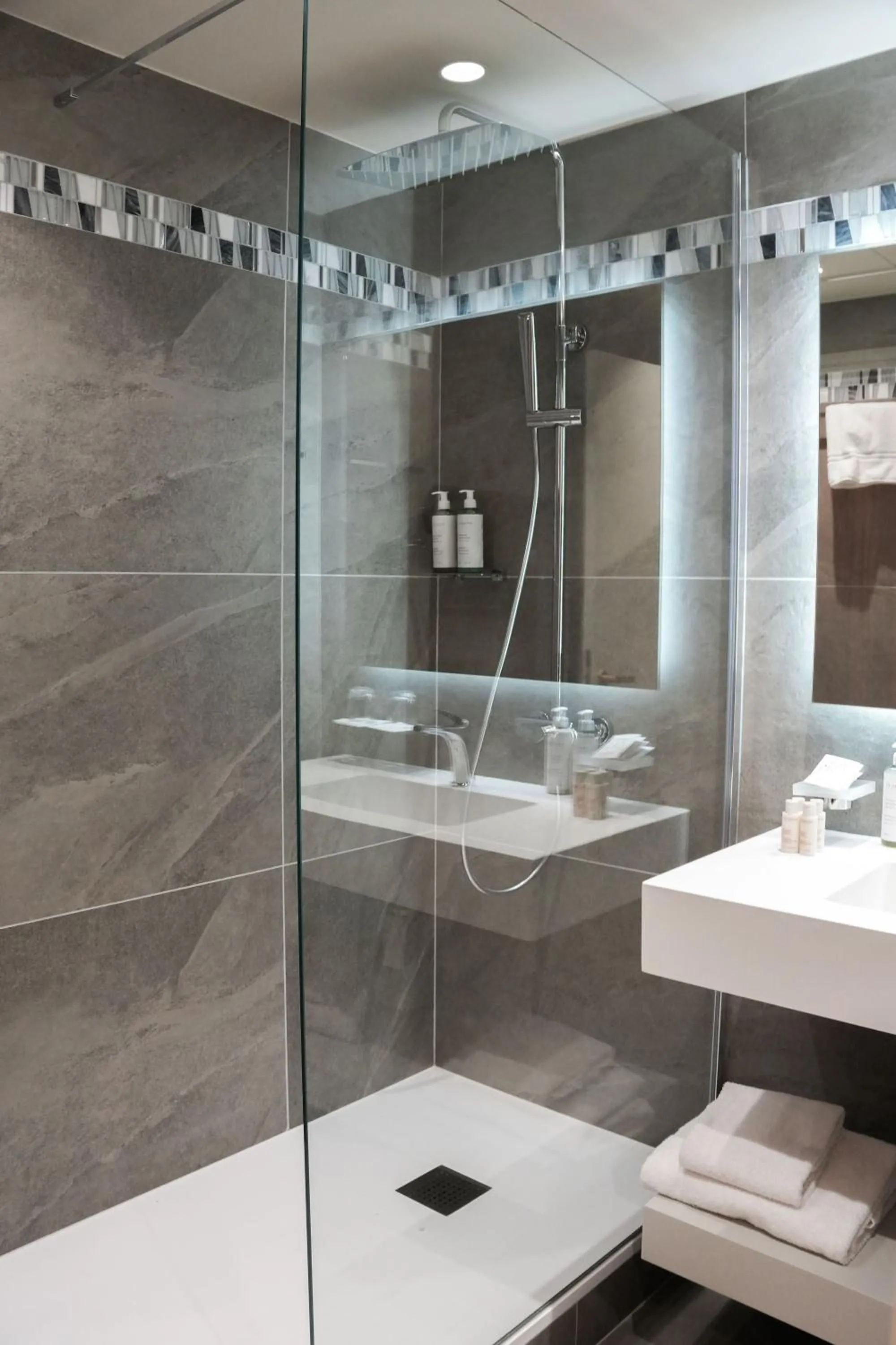 Shower in Hotel Beau Rivage