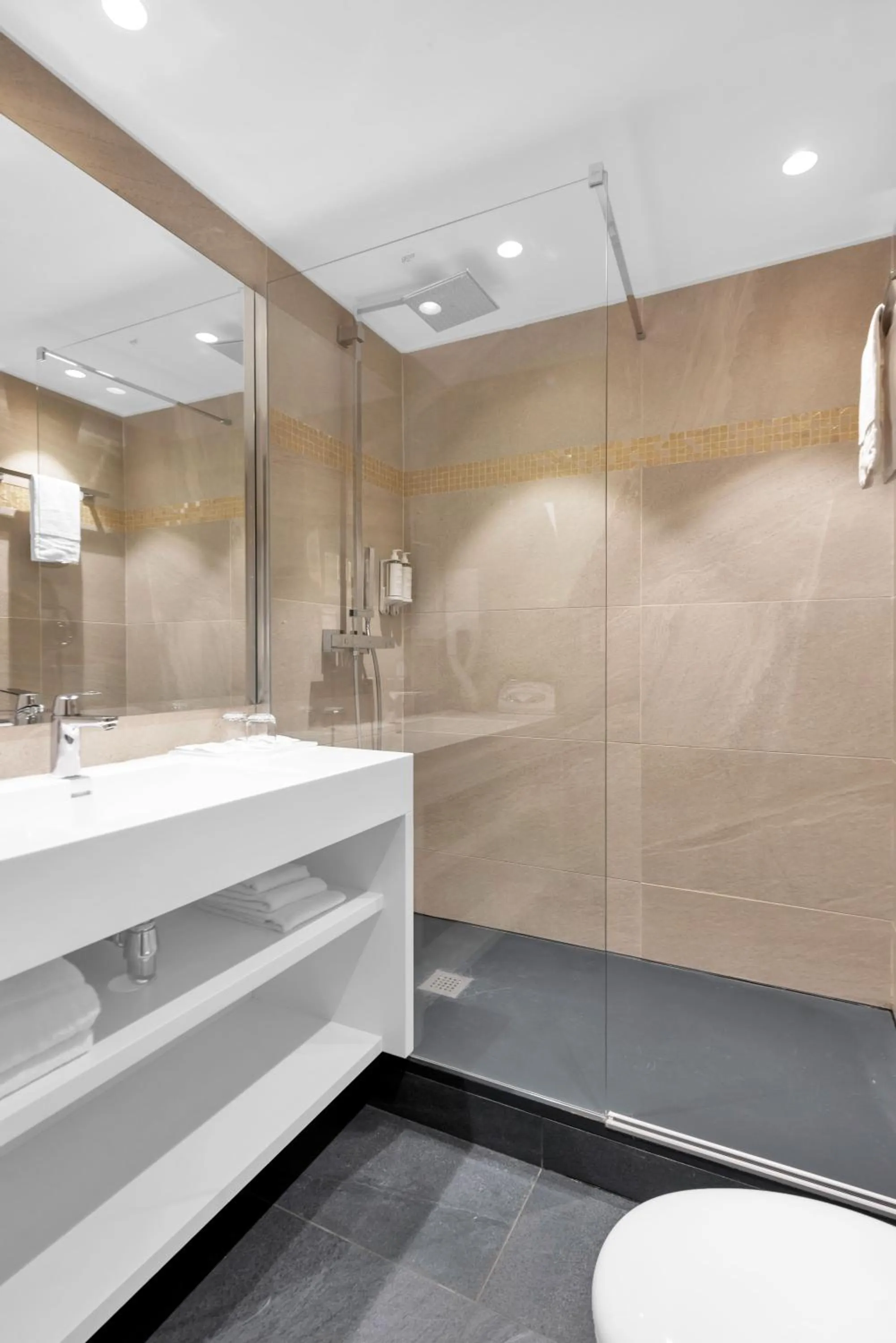 Bathroom in Hotel Beau Rivage