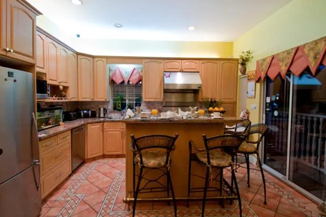 Kitchen or kitchenette in Ocean Breeze Executive Bed and Breakfast