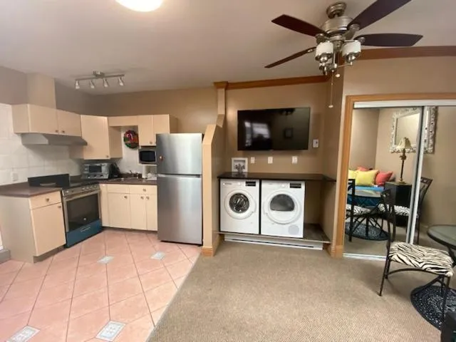 Kitchen or kitchenette in Ocean Breeze Executive Bed and Breakfast