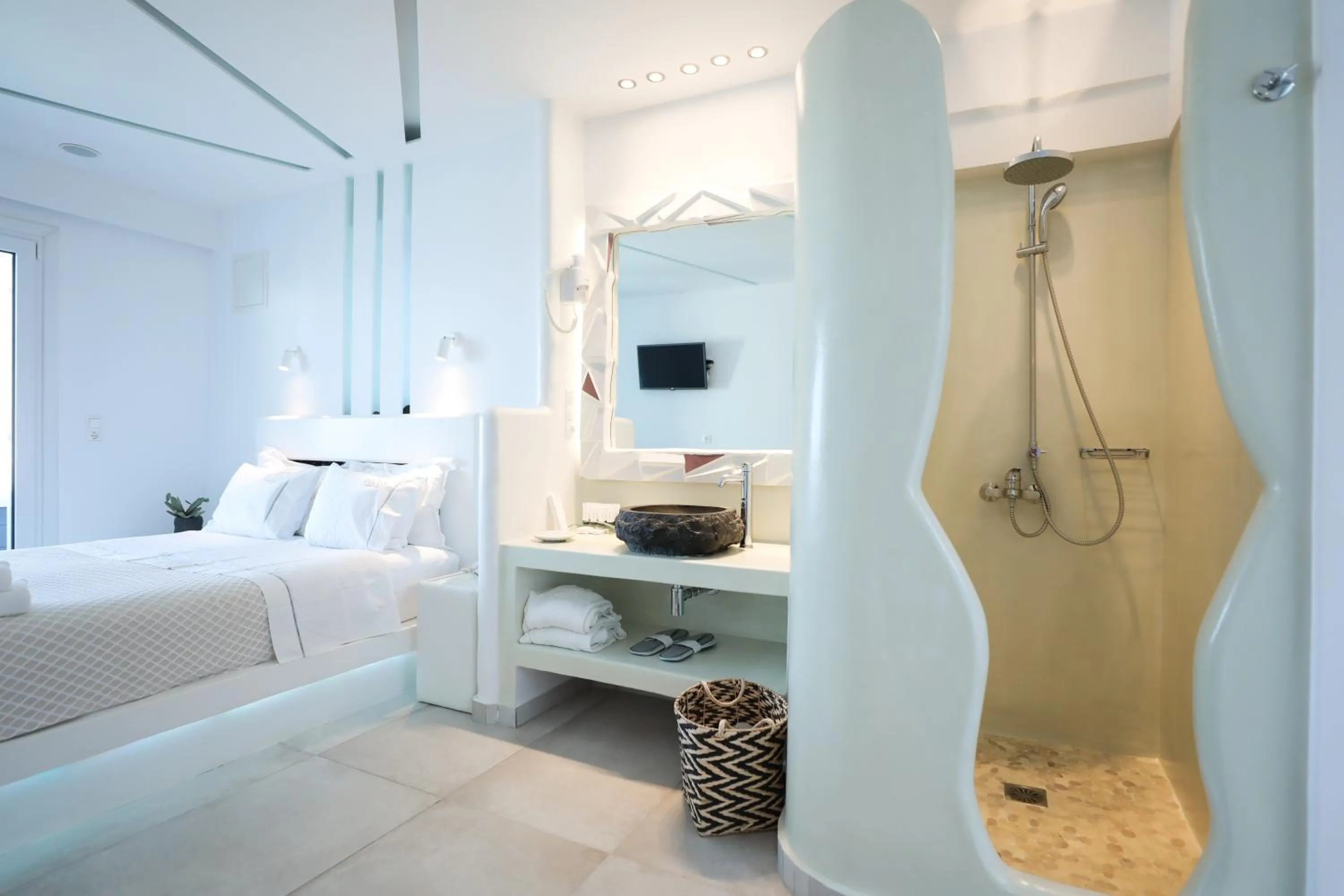 Shower, Bed in Ibiscus Boutique