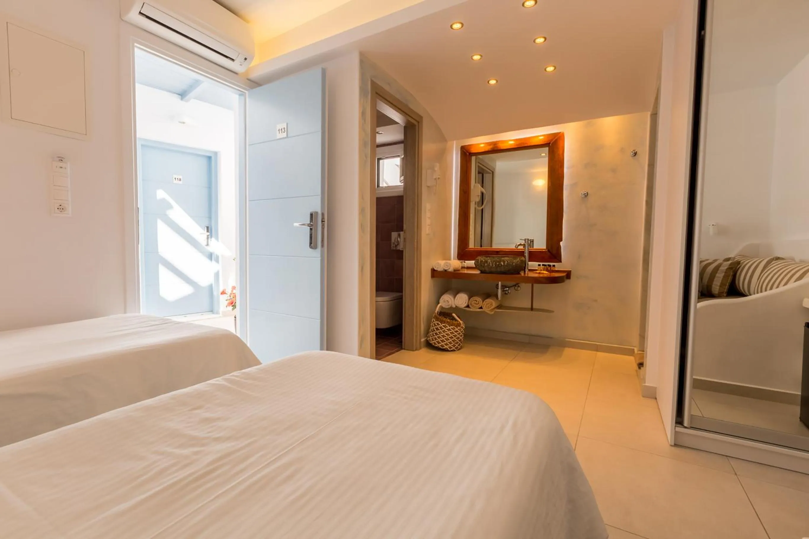 Photo of the whole room, Bed in Ibiscus Boutique