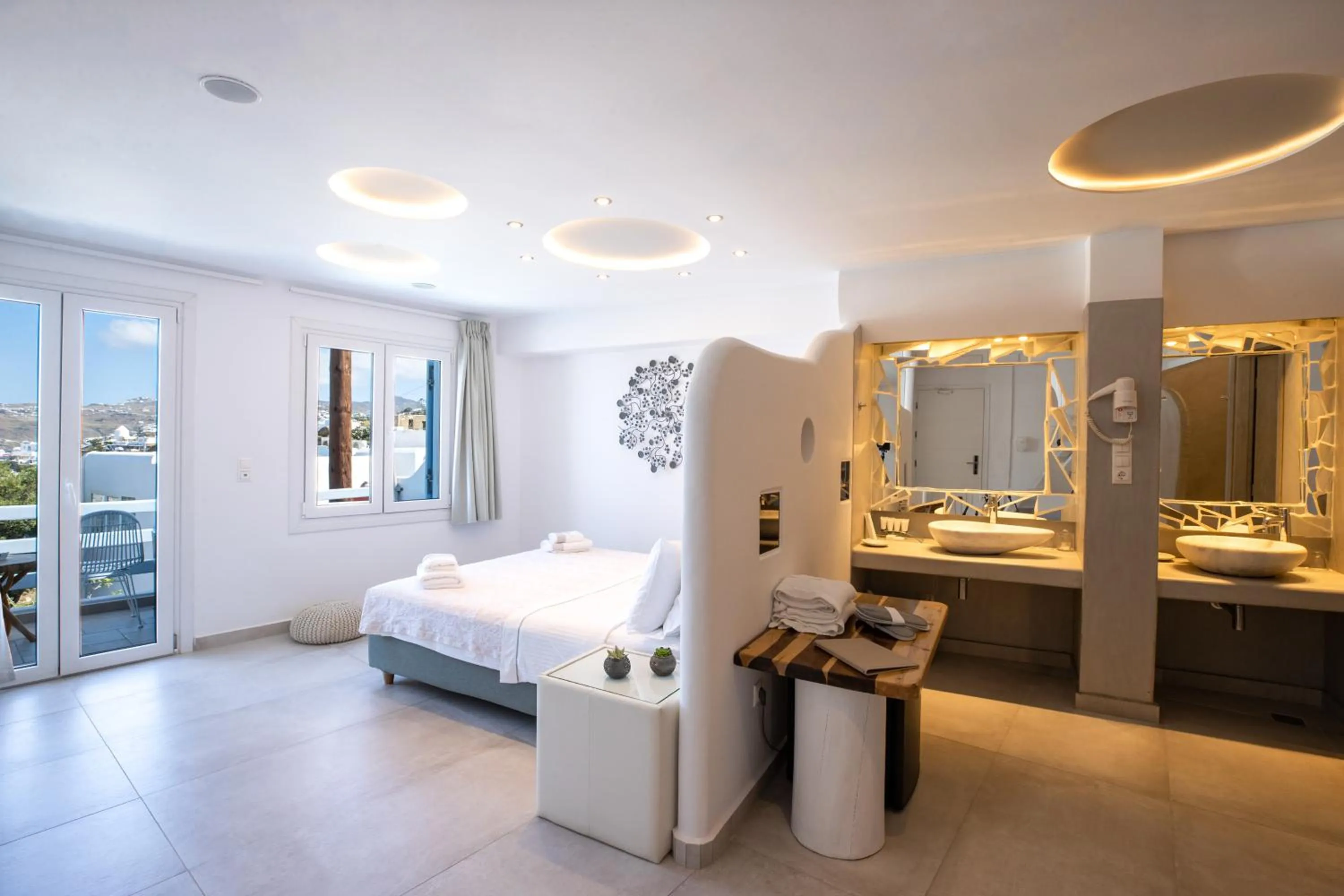 Photo of the whole room, Bed in Ibiscus Boutique