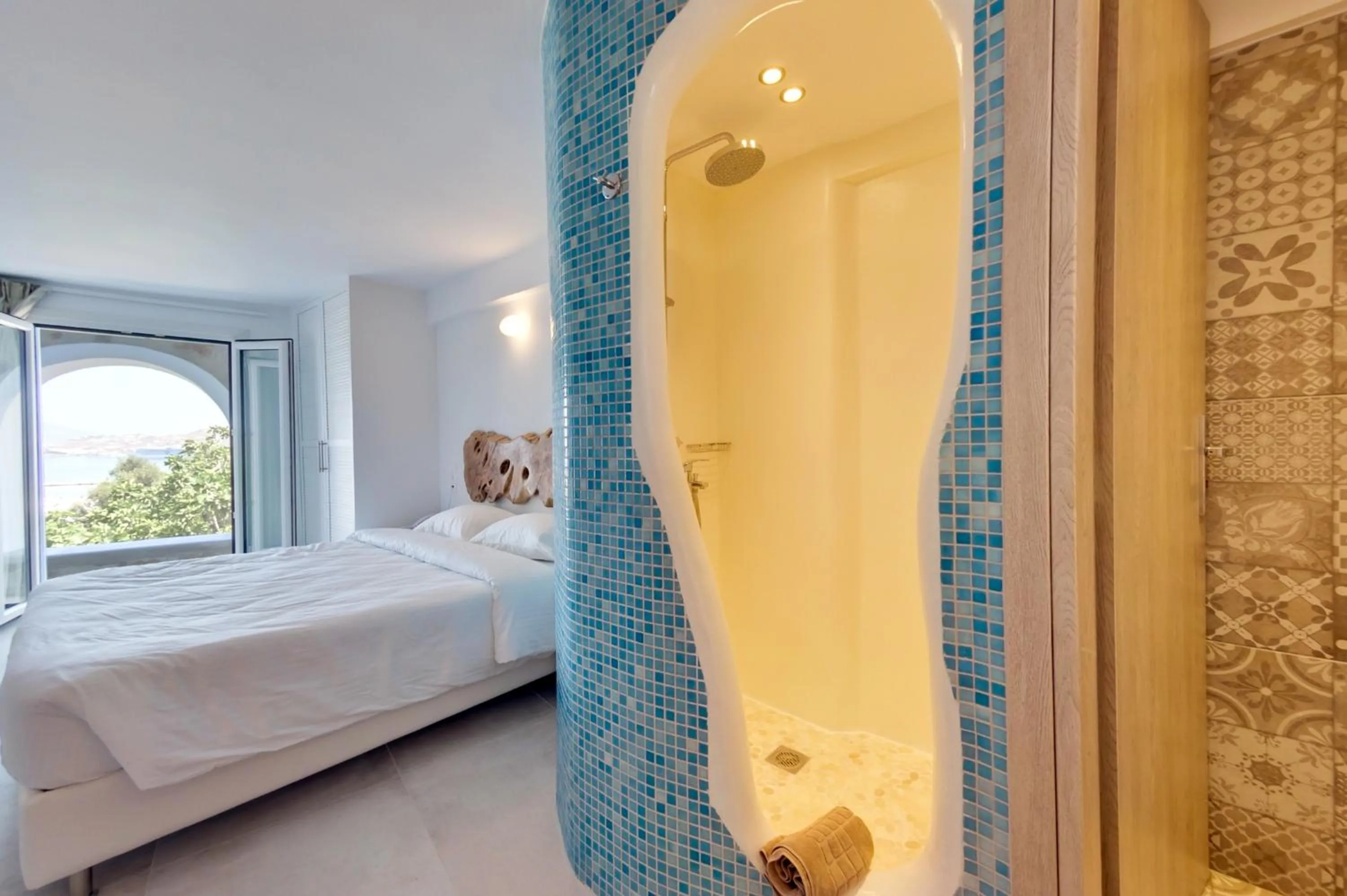 Photo of the whole room, Bed in Ibiscus Boutique