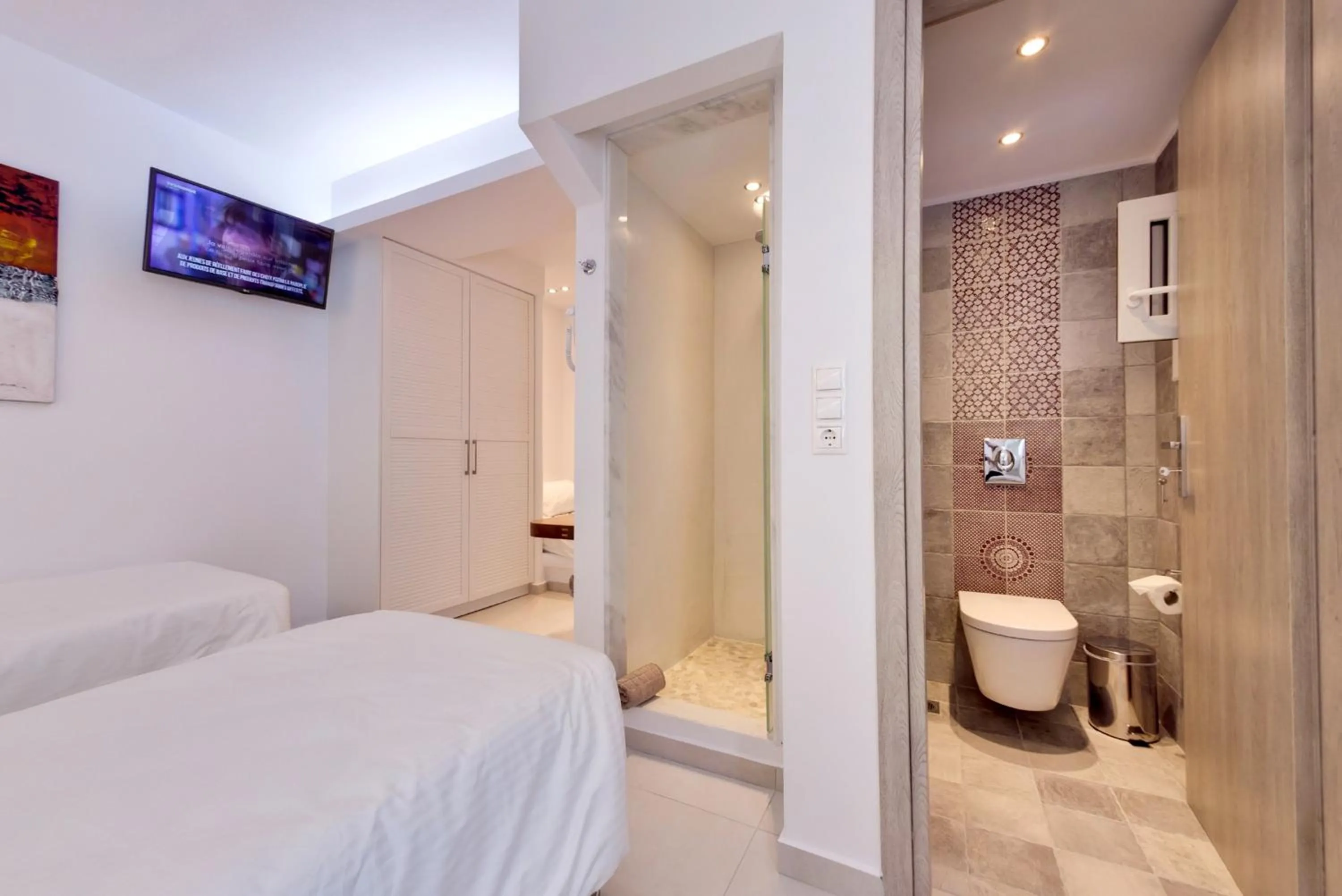 Photo of the whole room, Bed in Ibiscus Boutique