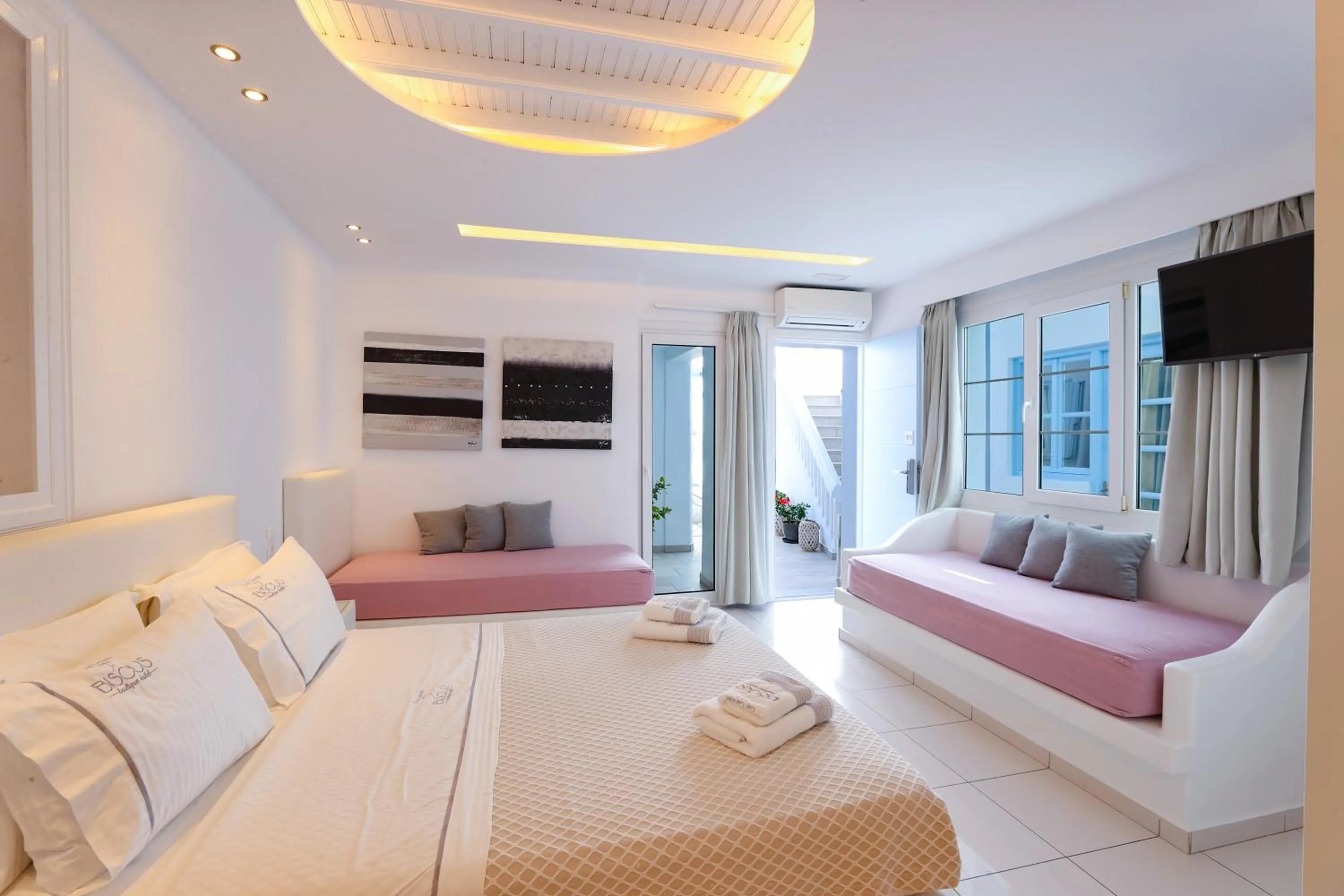 Photo of the whole room, Bed in Ibiscus Boutique