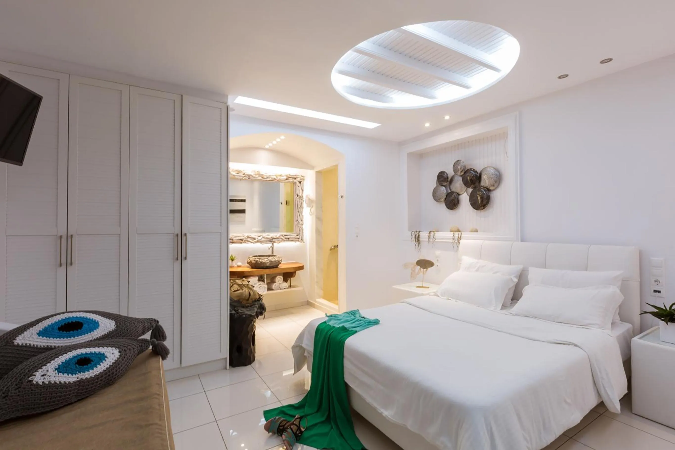 Photo of the whole room, Bed in Ibiscus Boutique