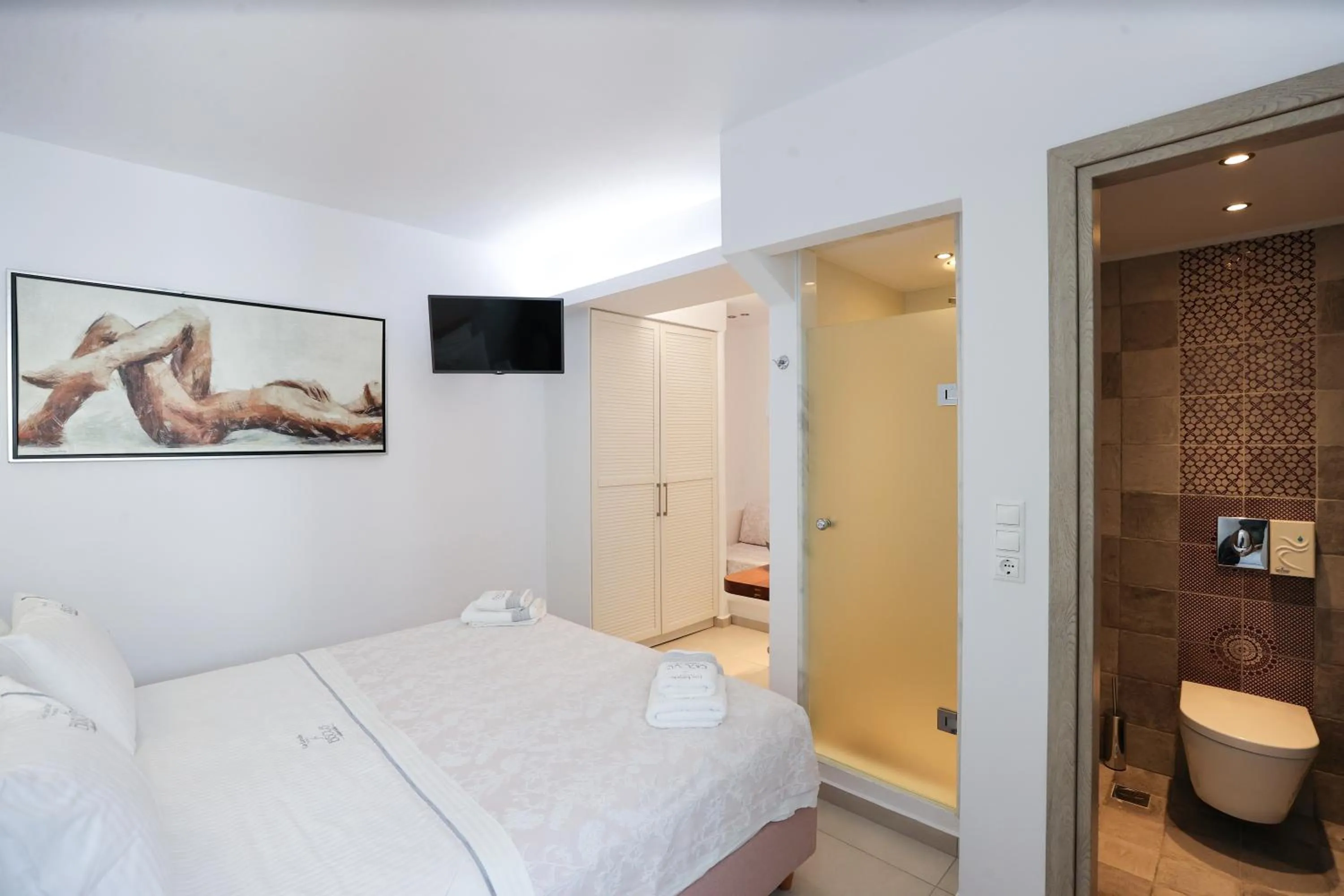 Shower, Bed in Ibiscus Boutique