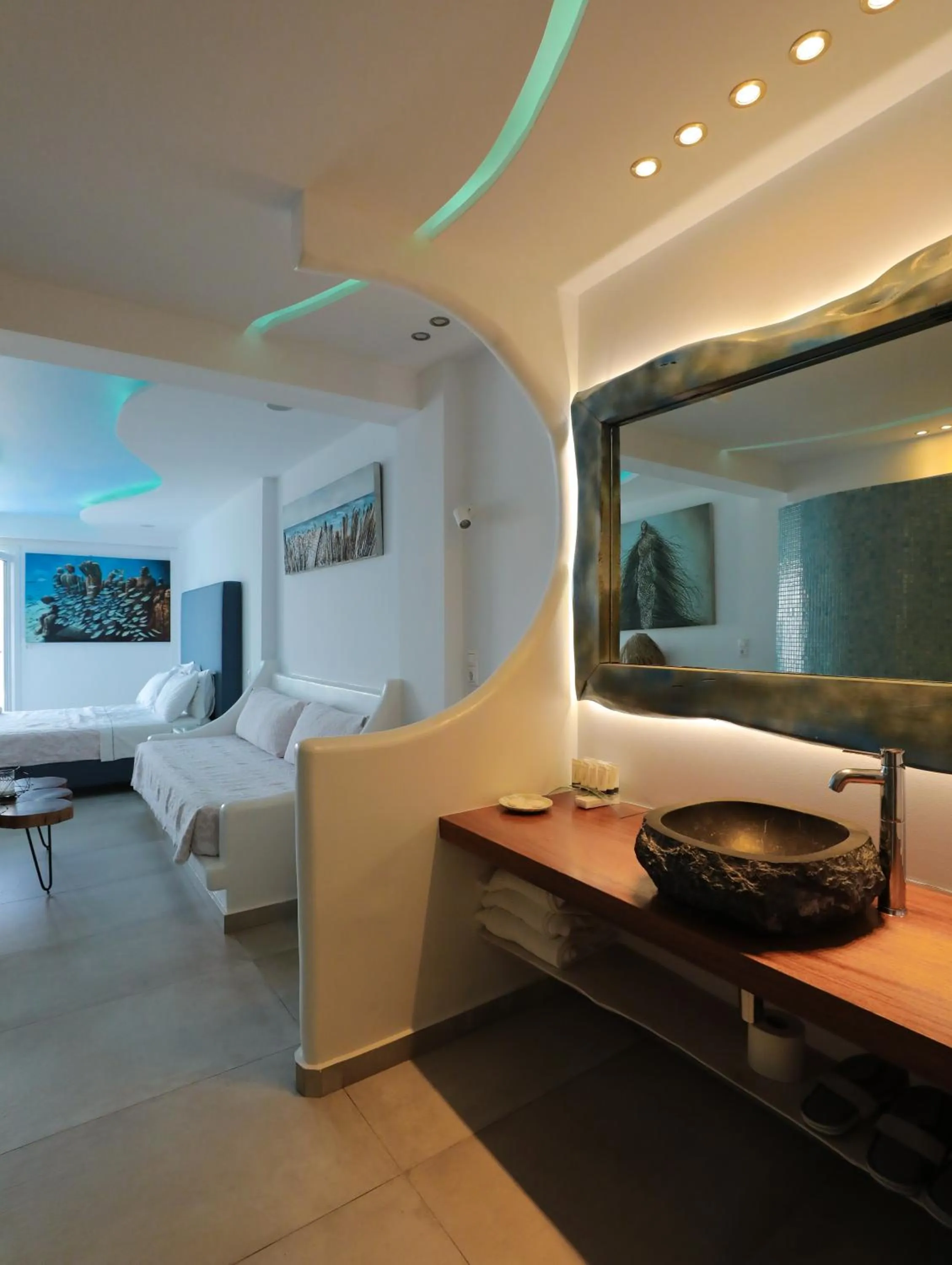 Photo of the whole room, Bed in Ibiscus Boutique