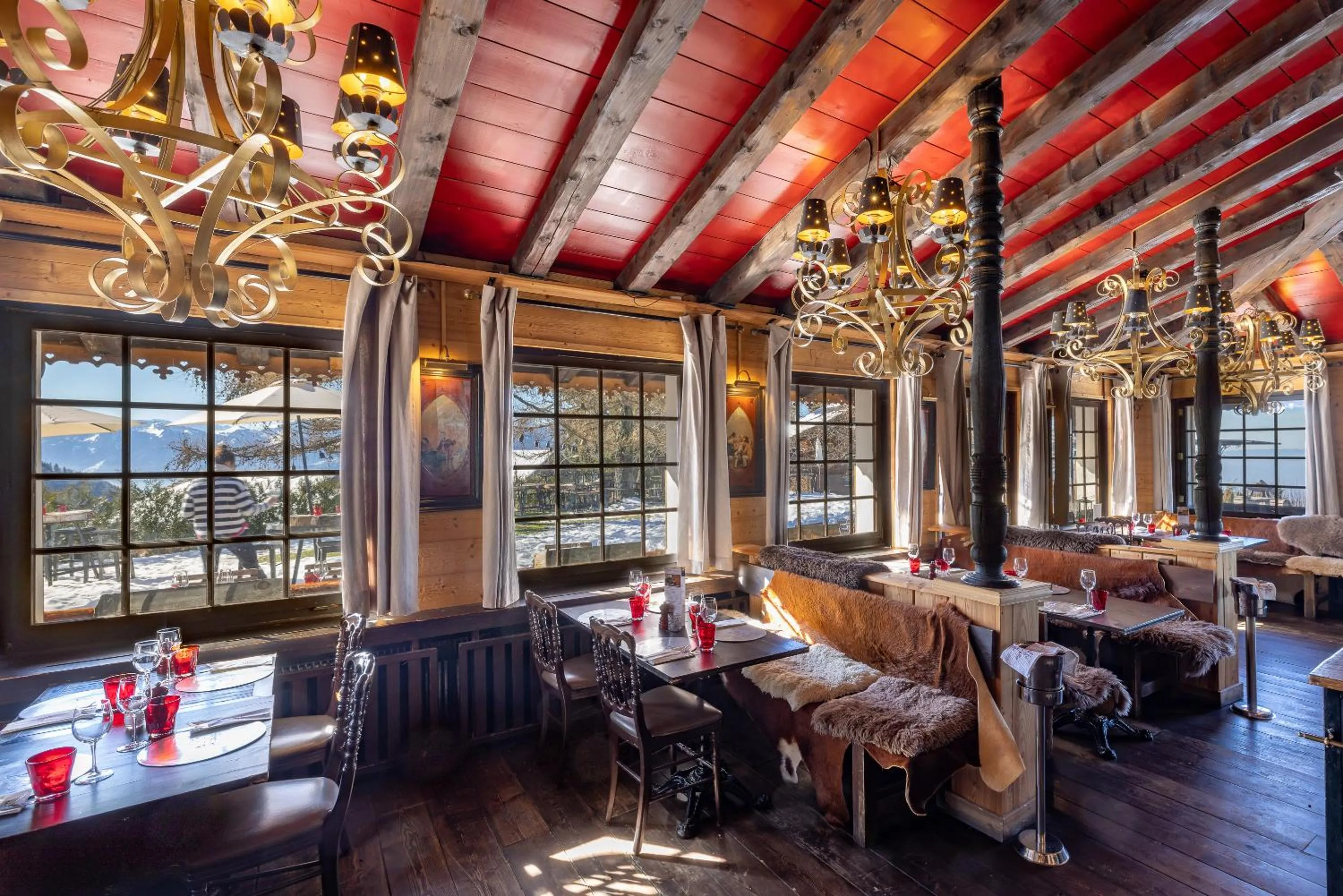 Restaurant/places to eat in Le Coucou Hotel Restaurant & Lounge-Bar