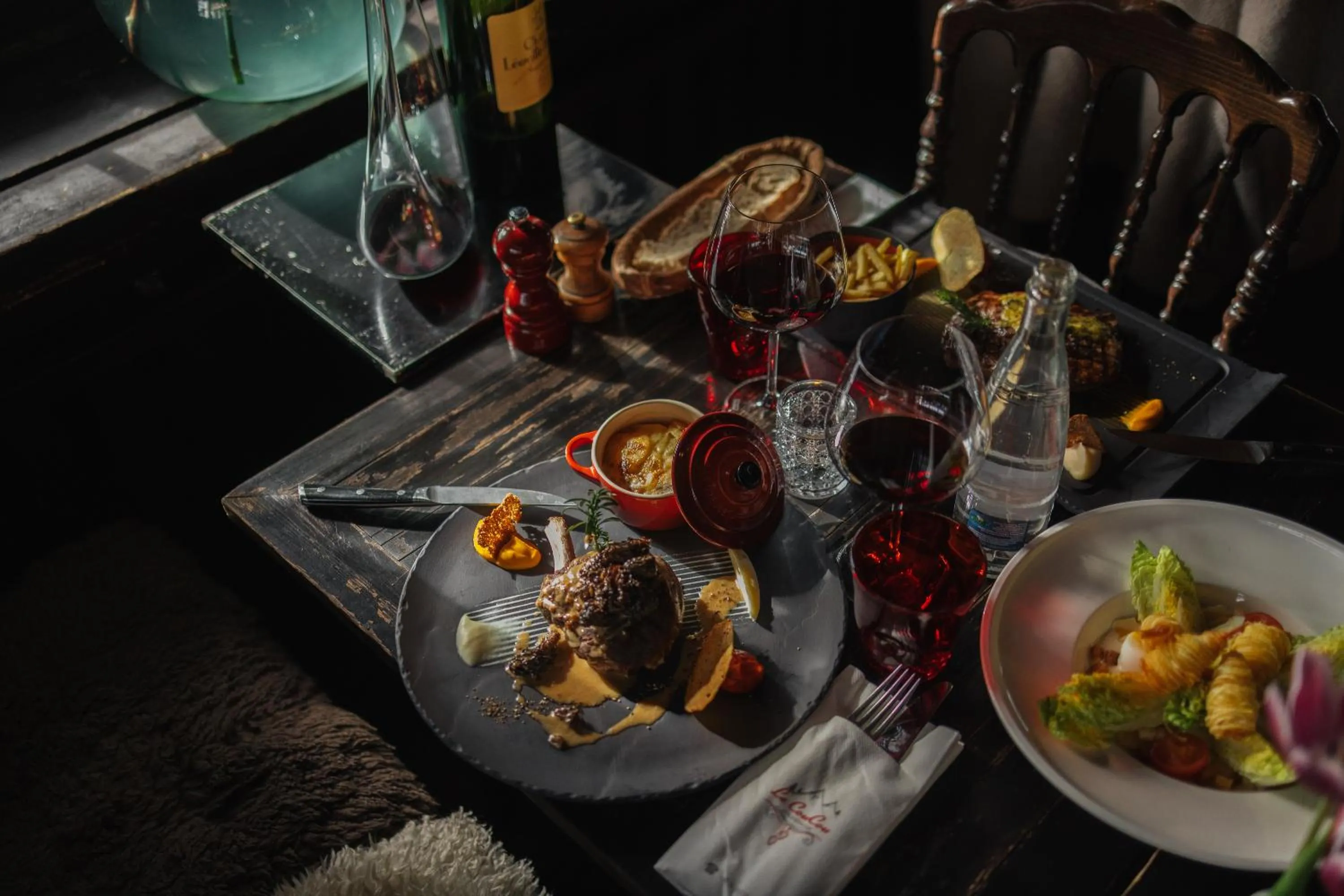 Food and drinks in Le Coucou Hotel Restaurant & Lounge-Bar