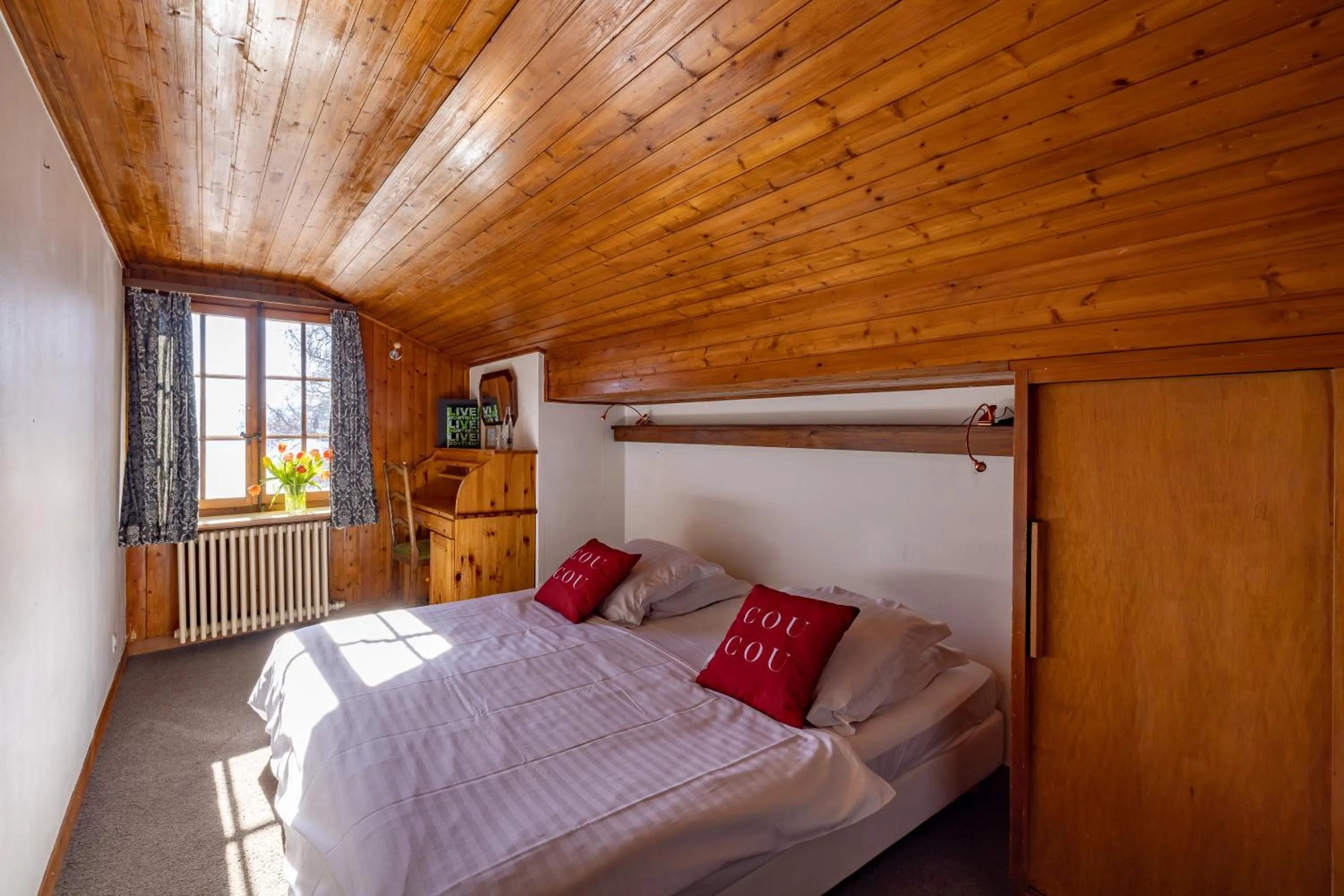 Bed in Le Coucou Hotel Restaurant & Lounge-Bar