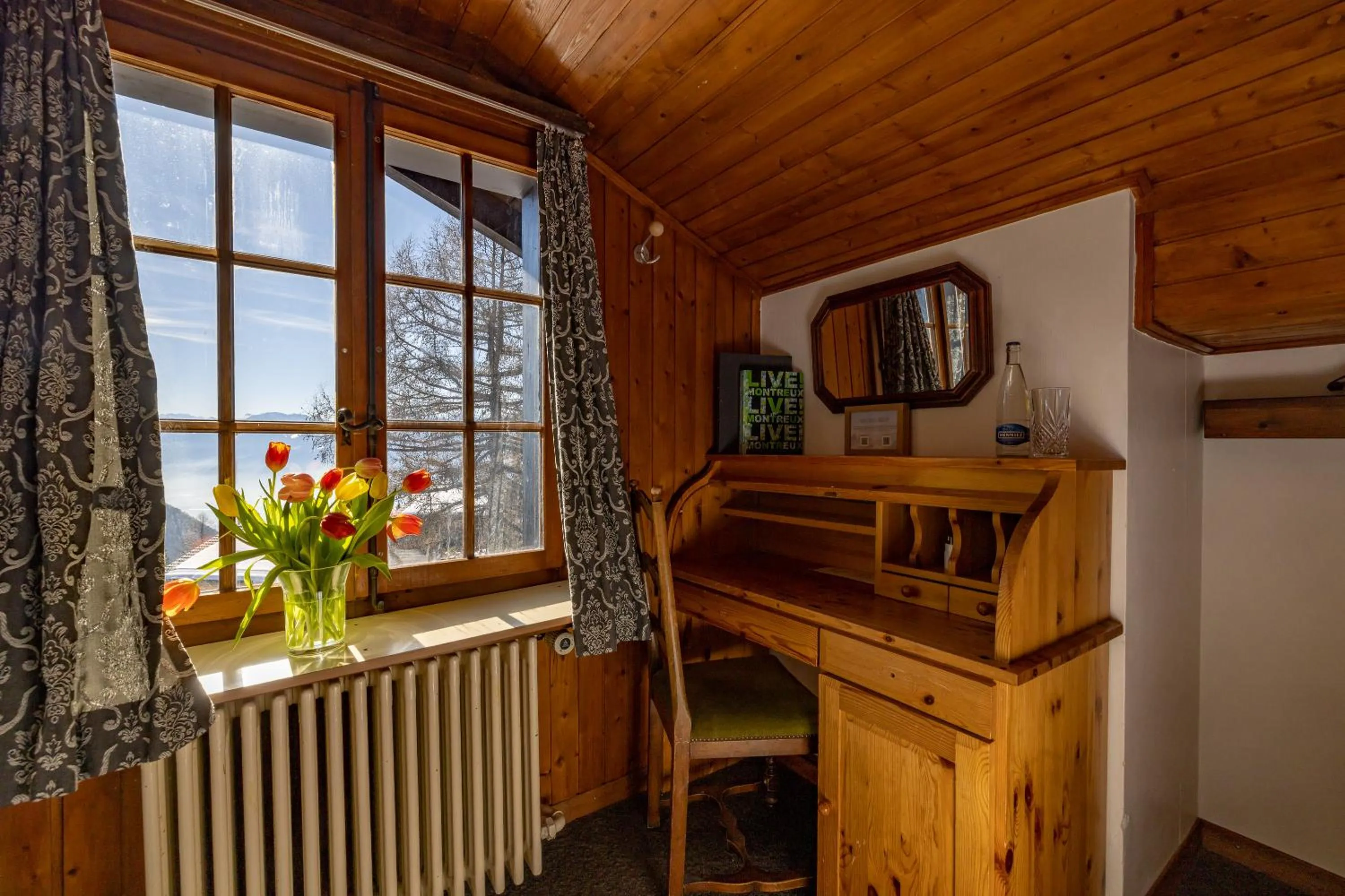Seating area in Le Coucou Hotel Restaurant & Lounge-Bar