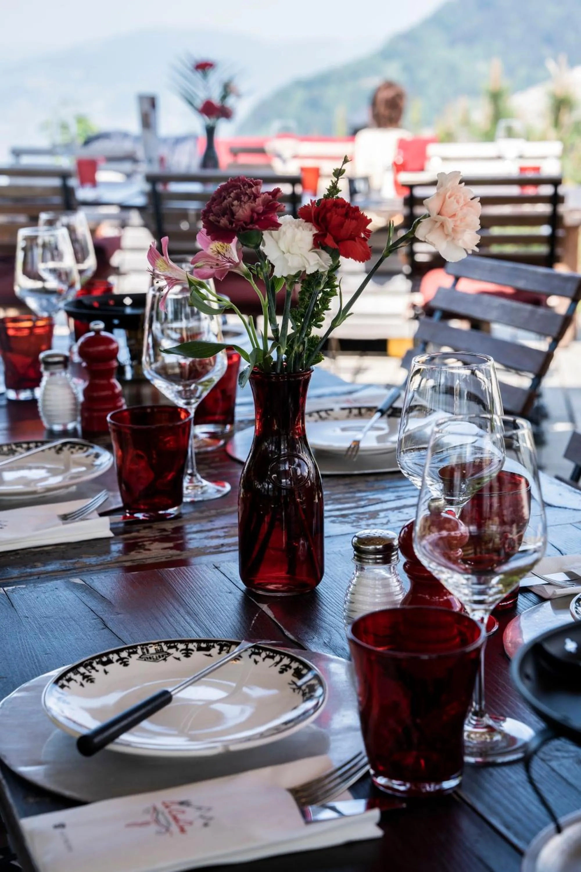 Restaurant/places to eat in Le Coucou Hotel Restaurant & Lounge-Bar