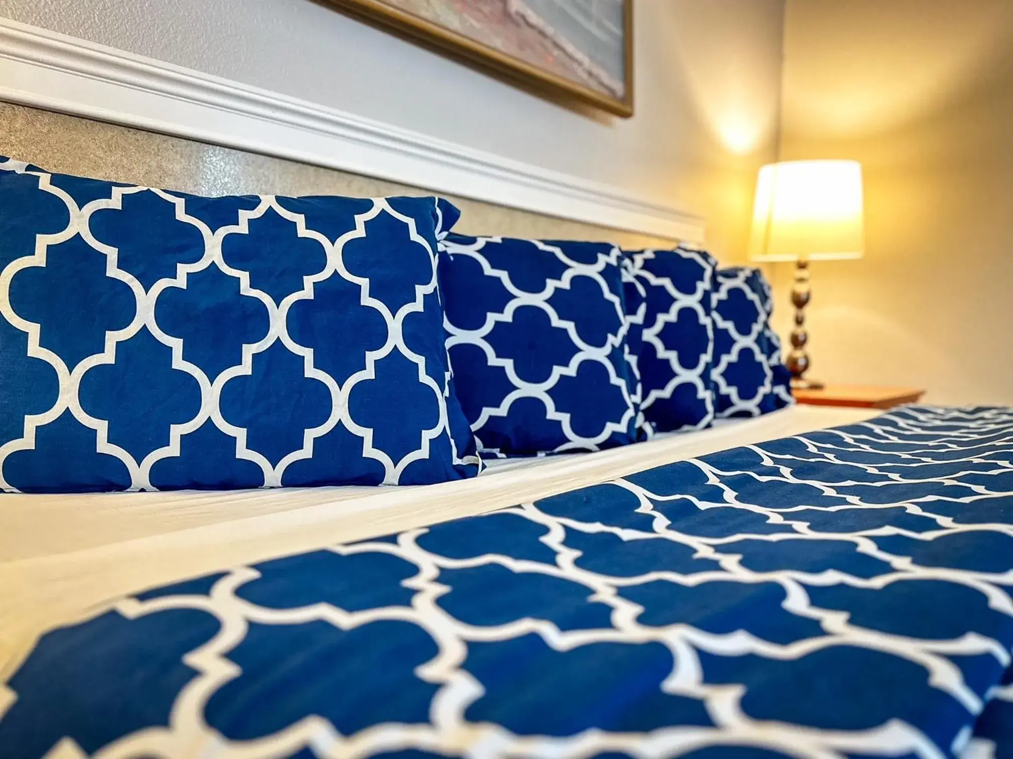 Bed in Americas Inn & Suite Bed in Americas Inn & Suite