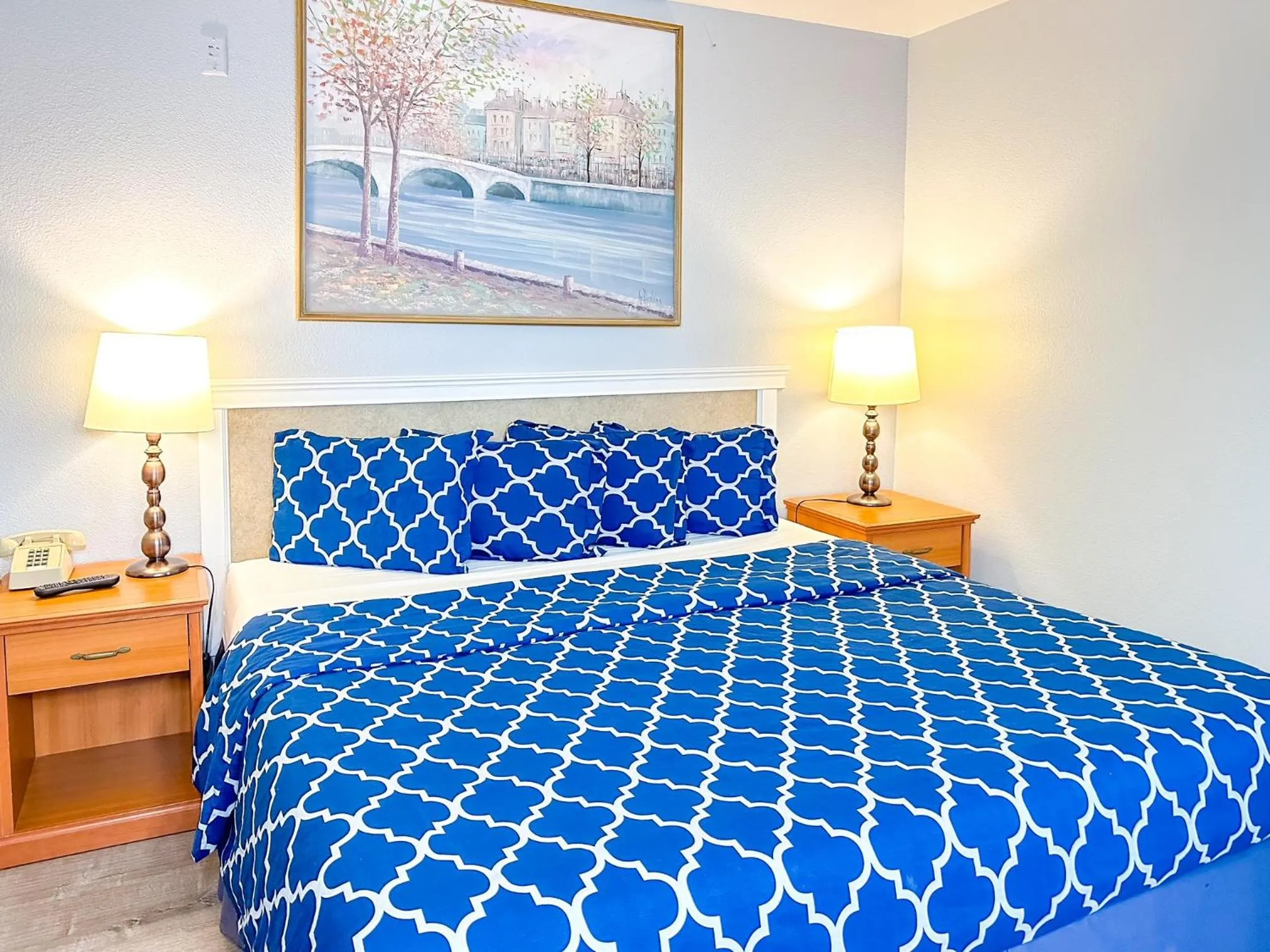 Bed in Americas Inn & Suite