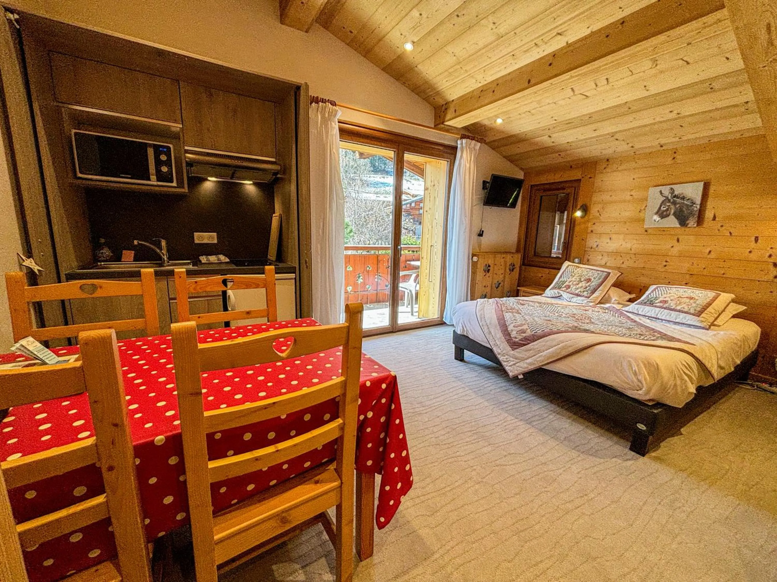 Photo of the whole room, Bed in Hôtel Igloo
