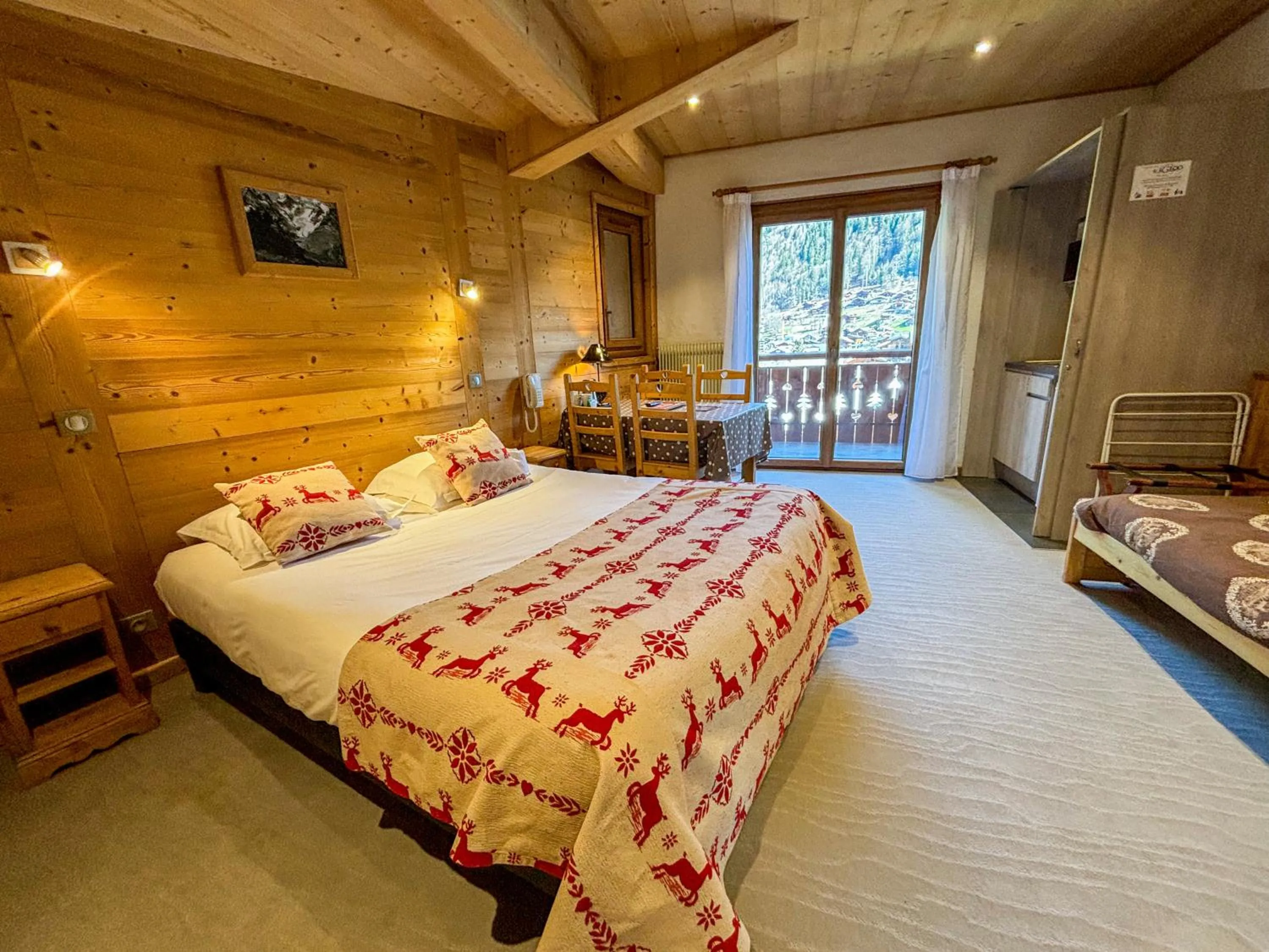 Photo of the whole room, Bed in Hôtel Igloo