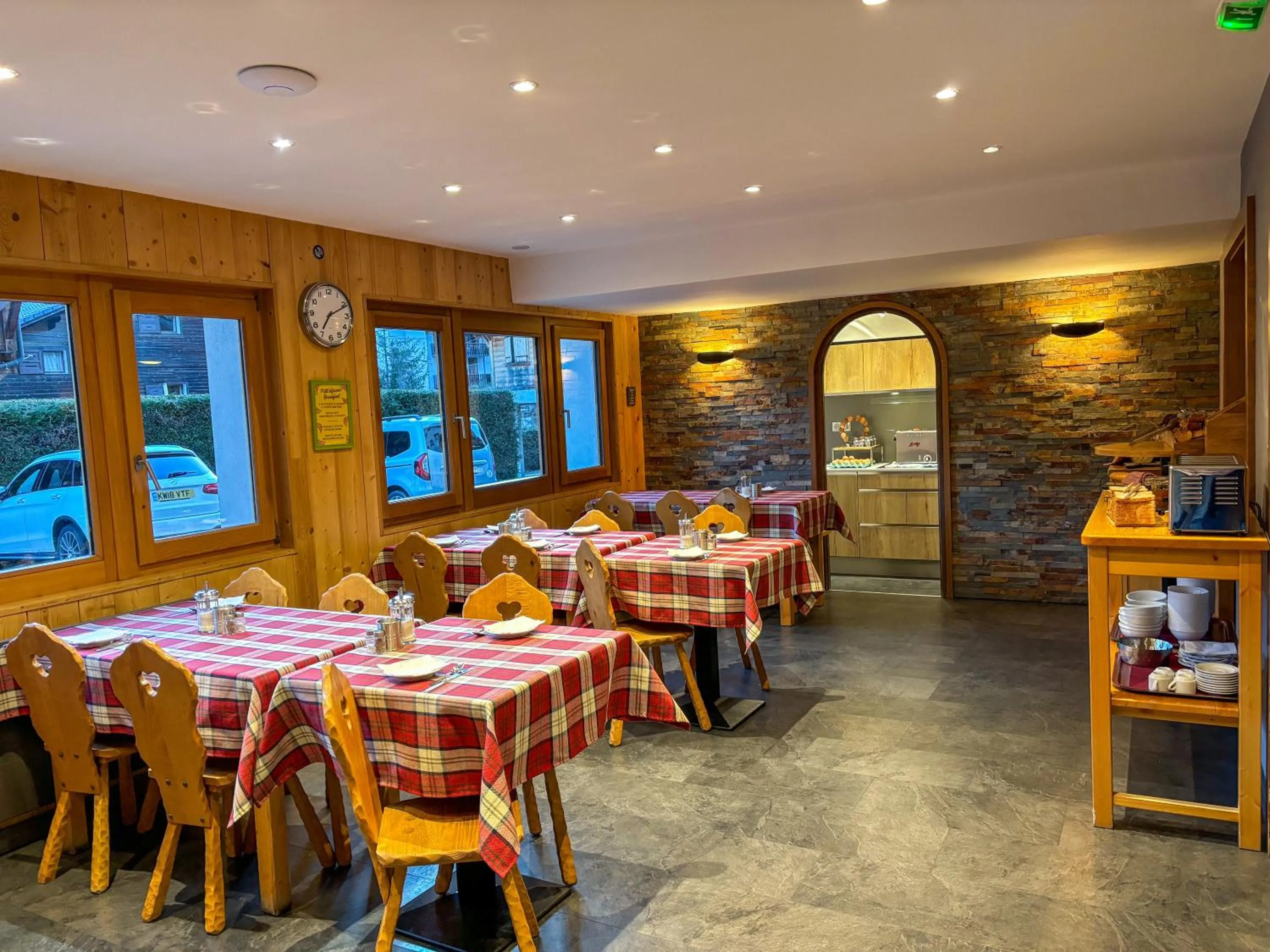 Buffet breakfast in Hôtel Igloo