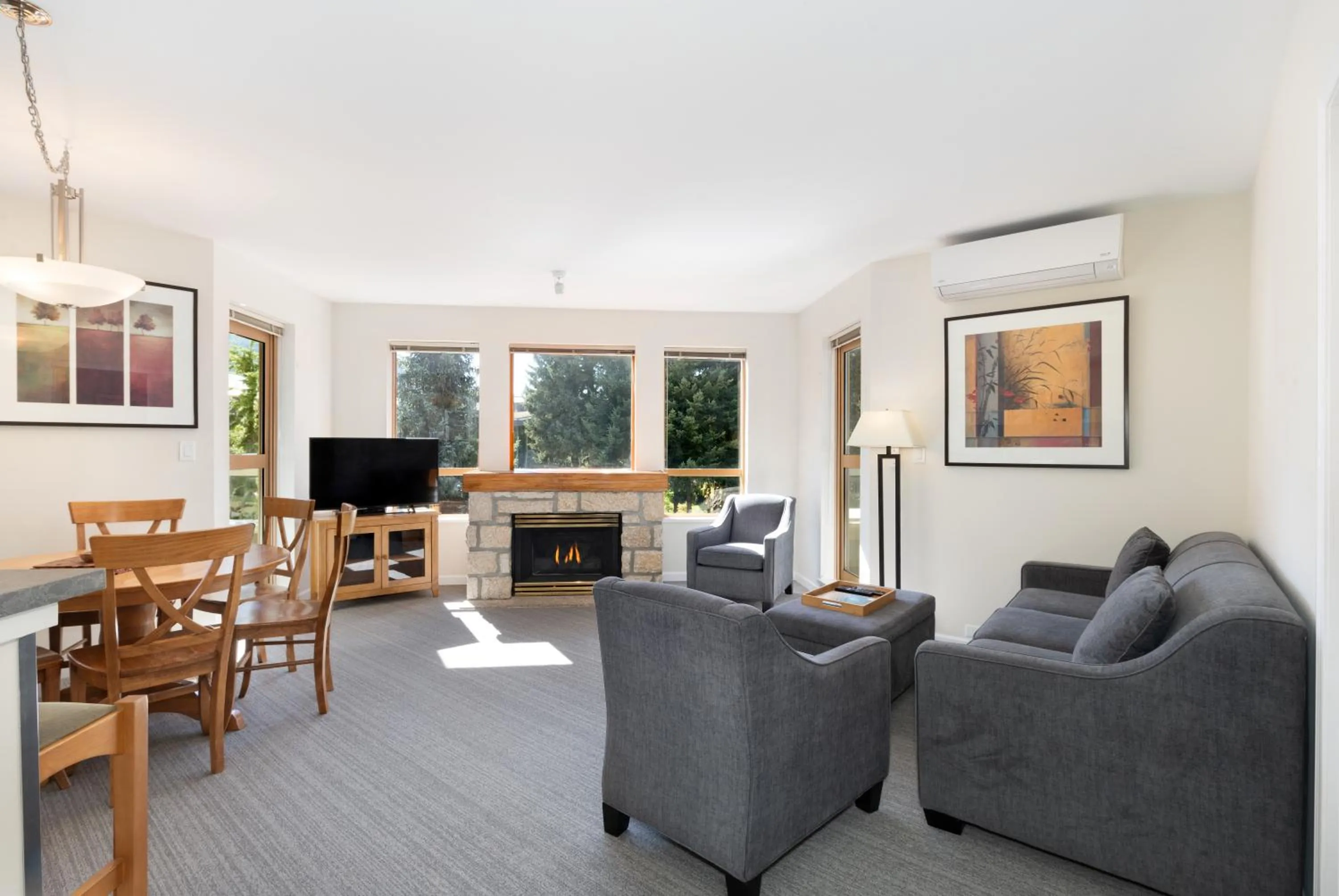 Living room in Tyndall Stone Lodge by Whiski Jack