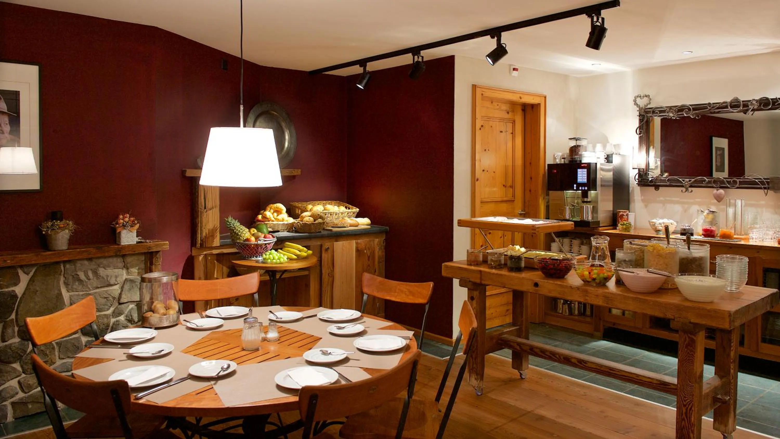 Dining area in 22 Summits Apartments