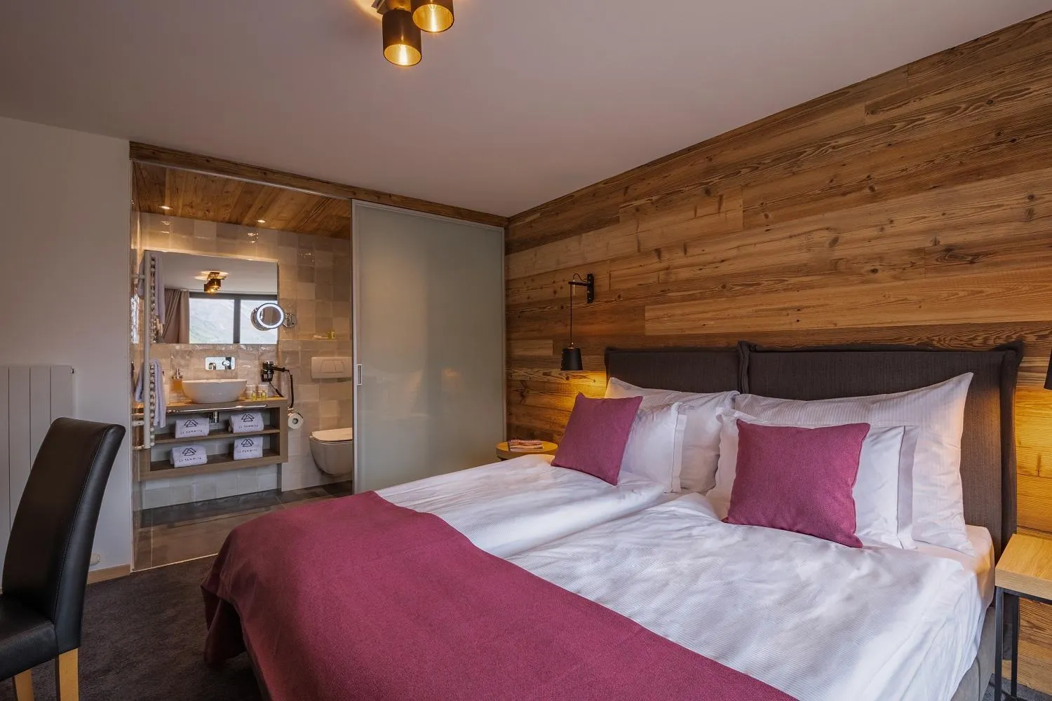 Bathroom, Bed in 22 Summits Apartments