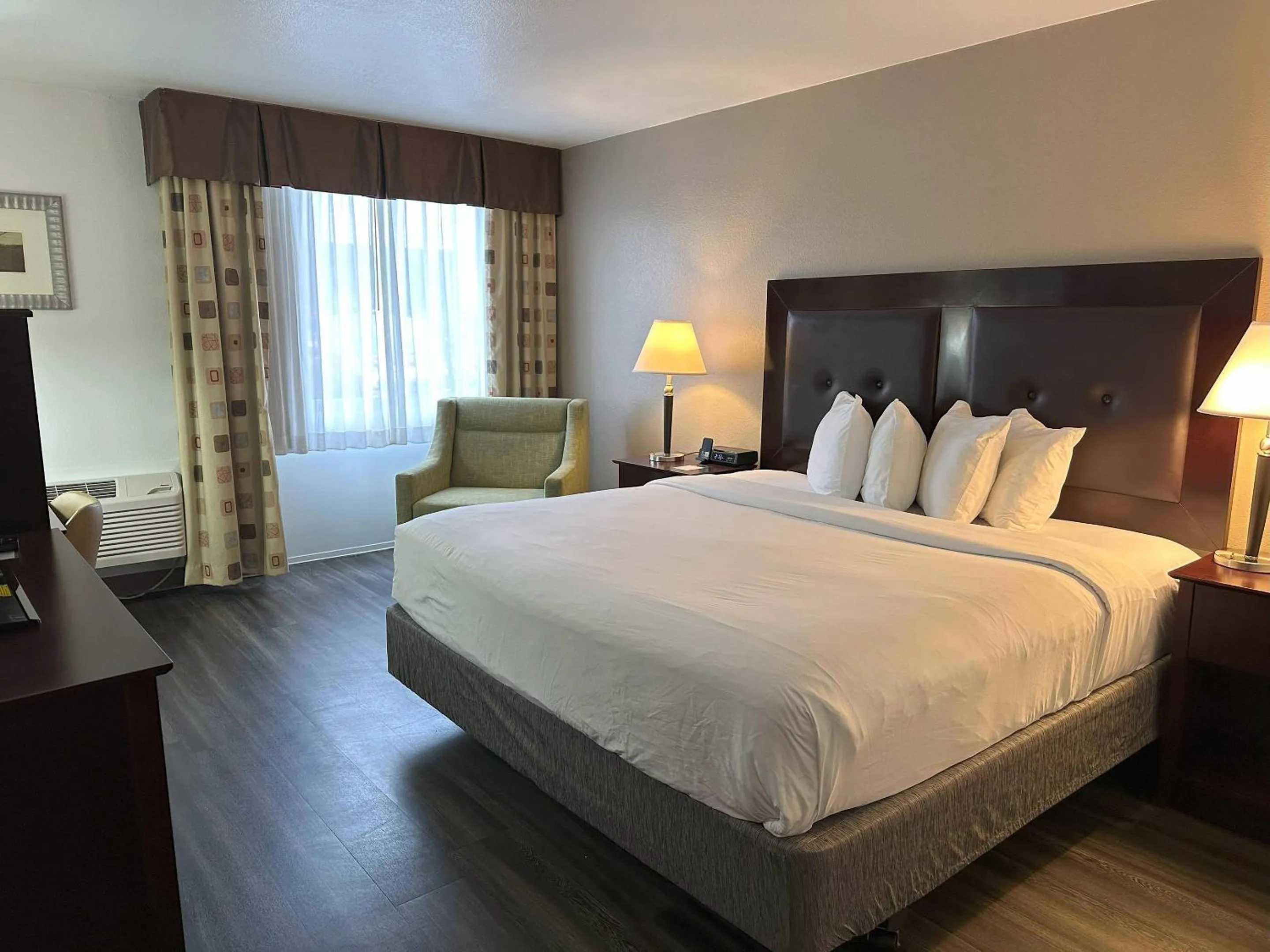 Bedroom, Bed in Quality Inn & Suites Everett