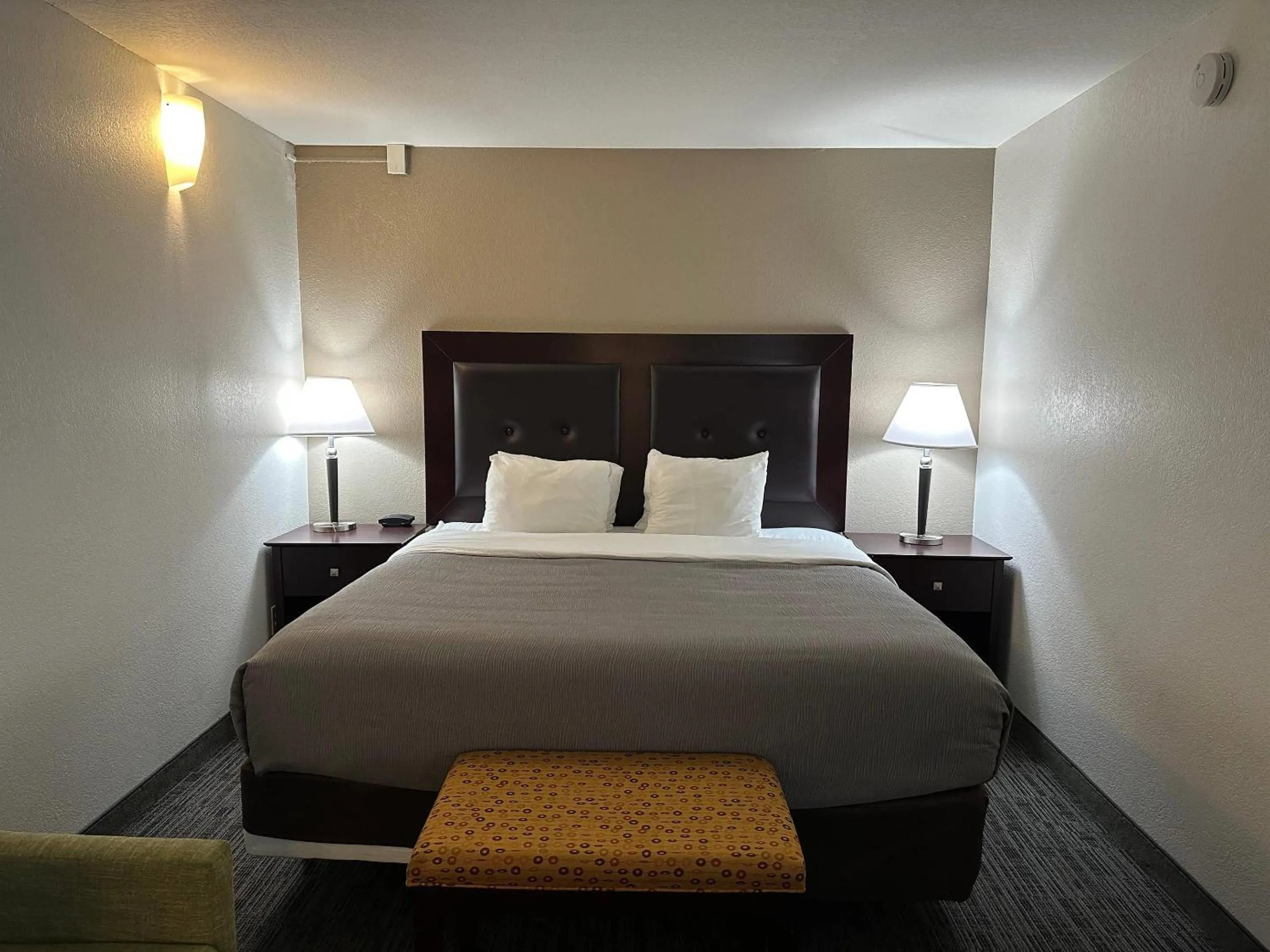 Bedroom, Bed in Quality Inn & Suites Everett