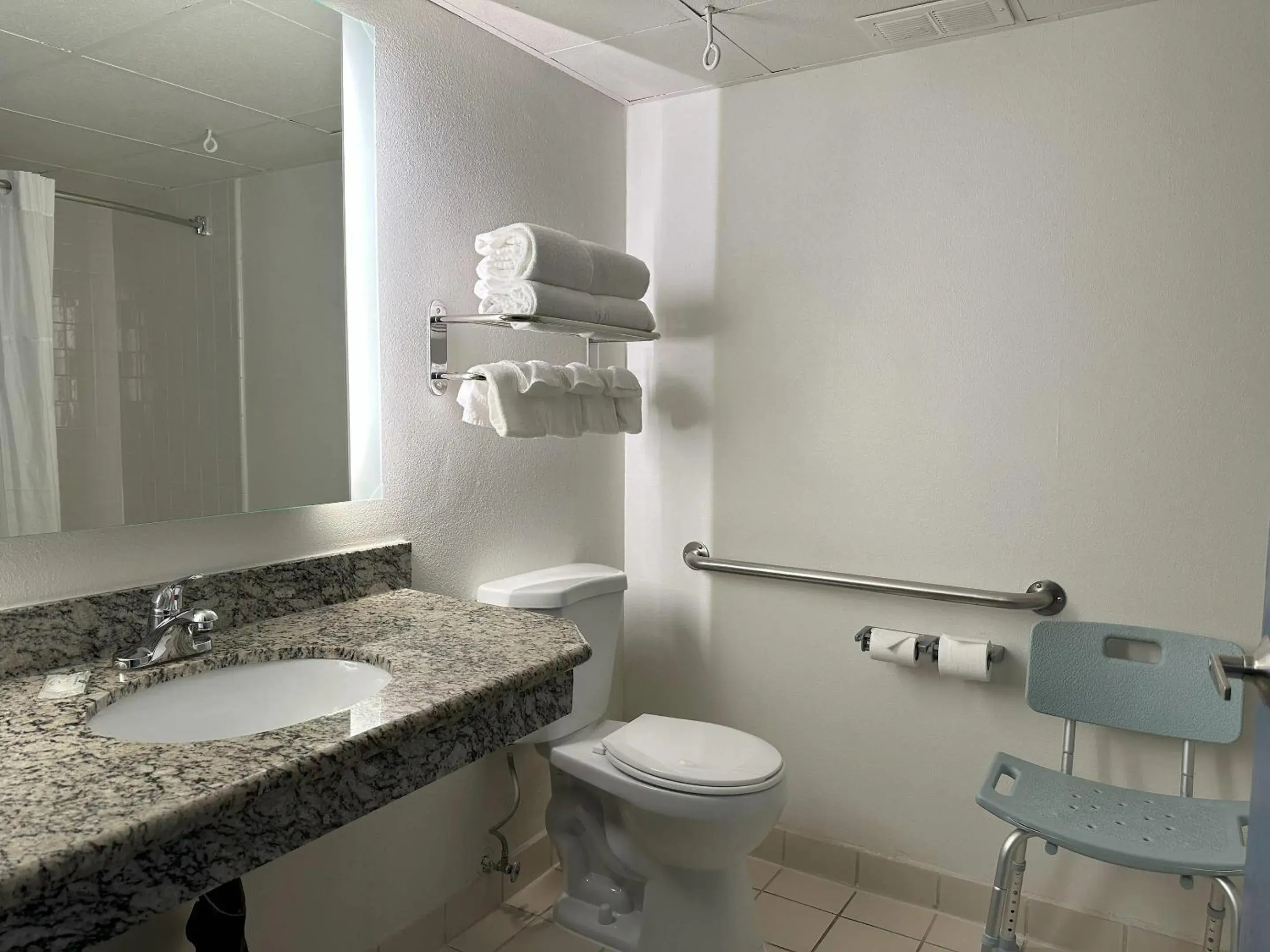 Bedroom in Quality Inn & Suites Everett Bedroom in Quality Inn & Suites Everett