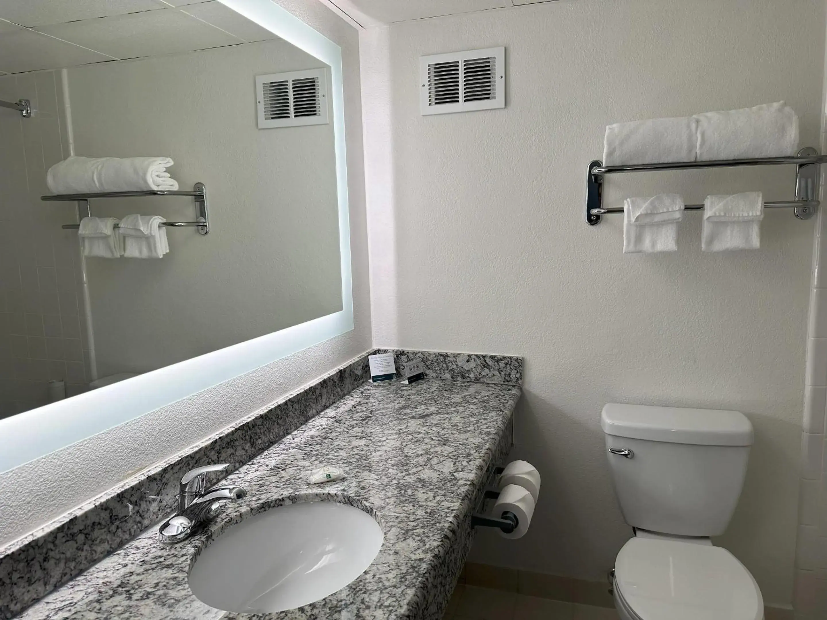 Bedroom in Quality Inn & Suites Everett Bedroom in Quality Inn & Suites Everett