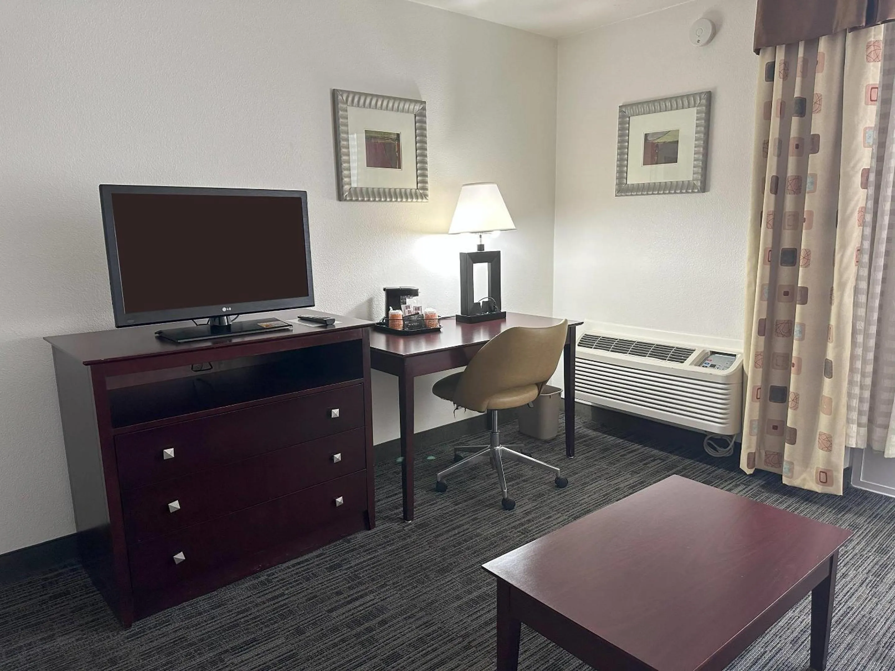 Bedroom in Quality Inn & Suites Everett