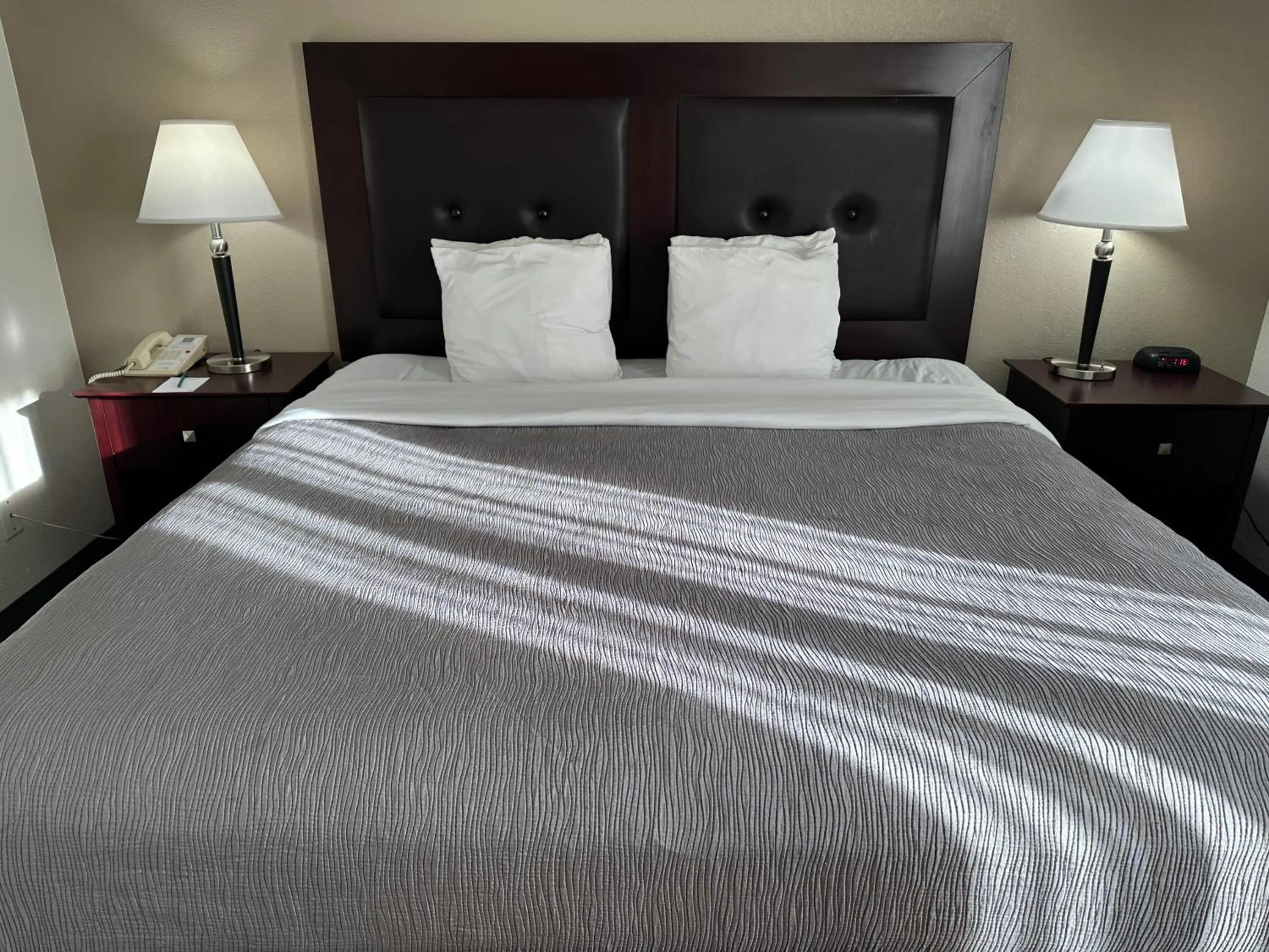 Bed in Quality Inn & Suites Everett