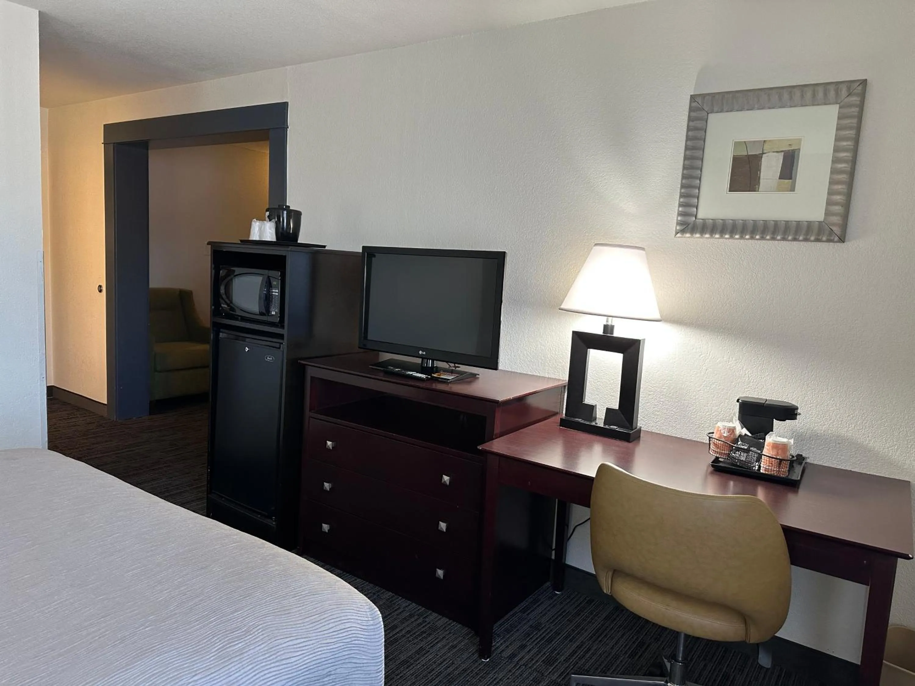 Bed in Quality Inn & Suites Everett